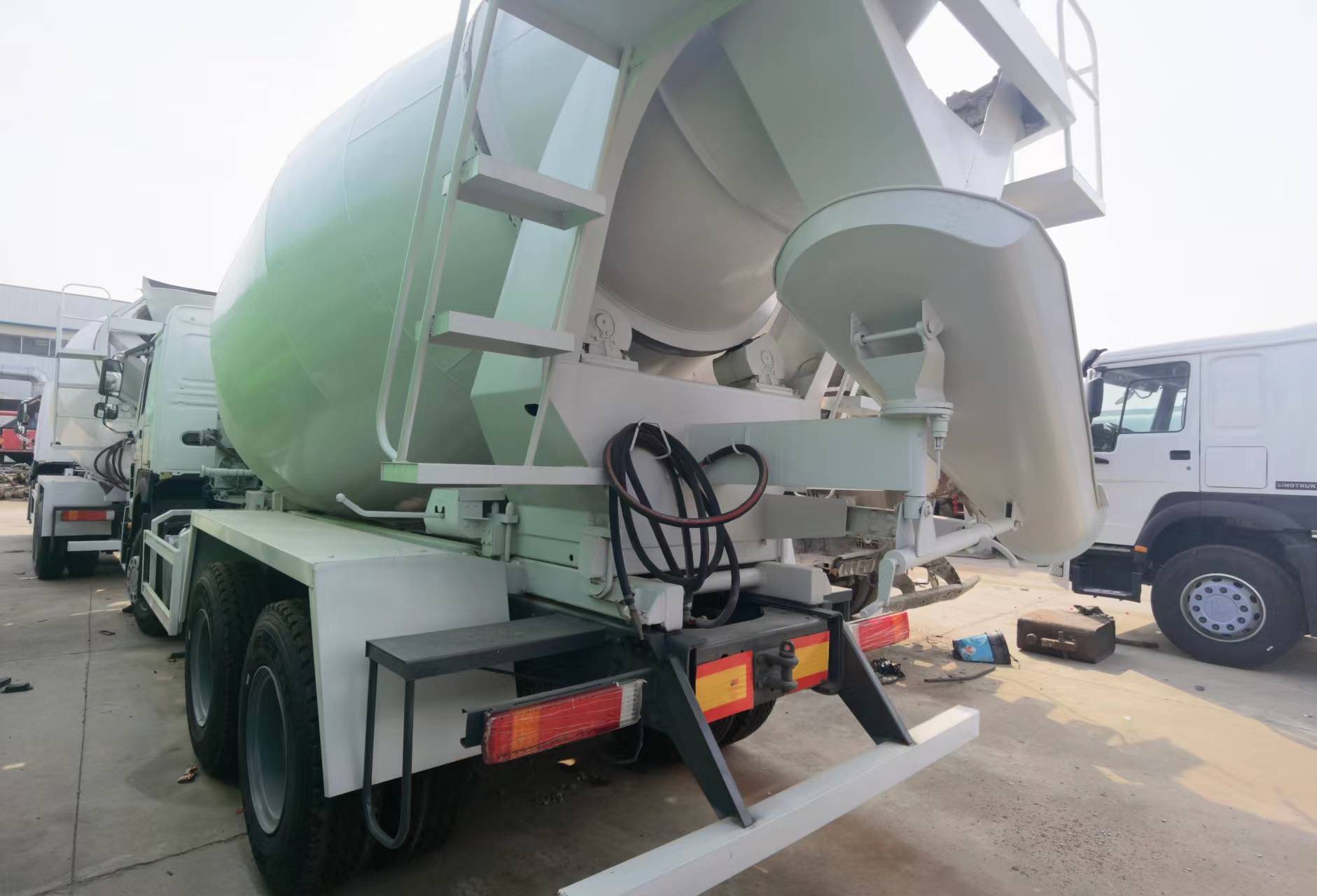 Truk pengaduk beton Sinotruk HOWO 371 6*4 Concrete mixer truck: gambar 6