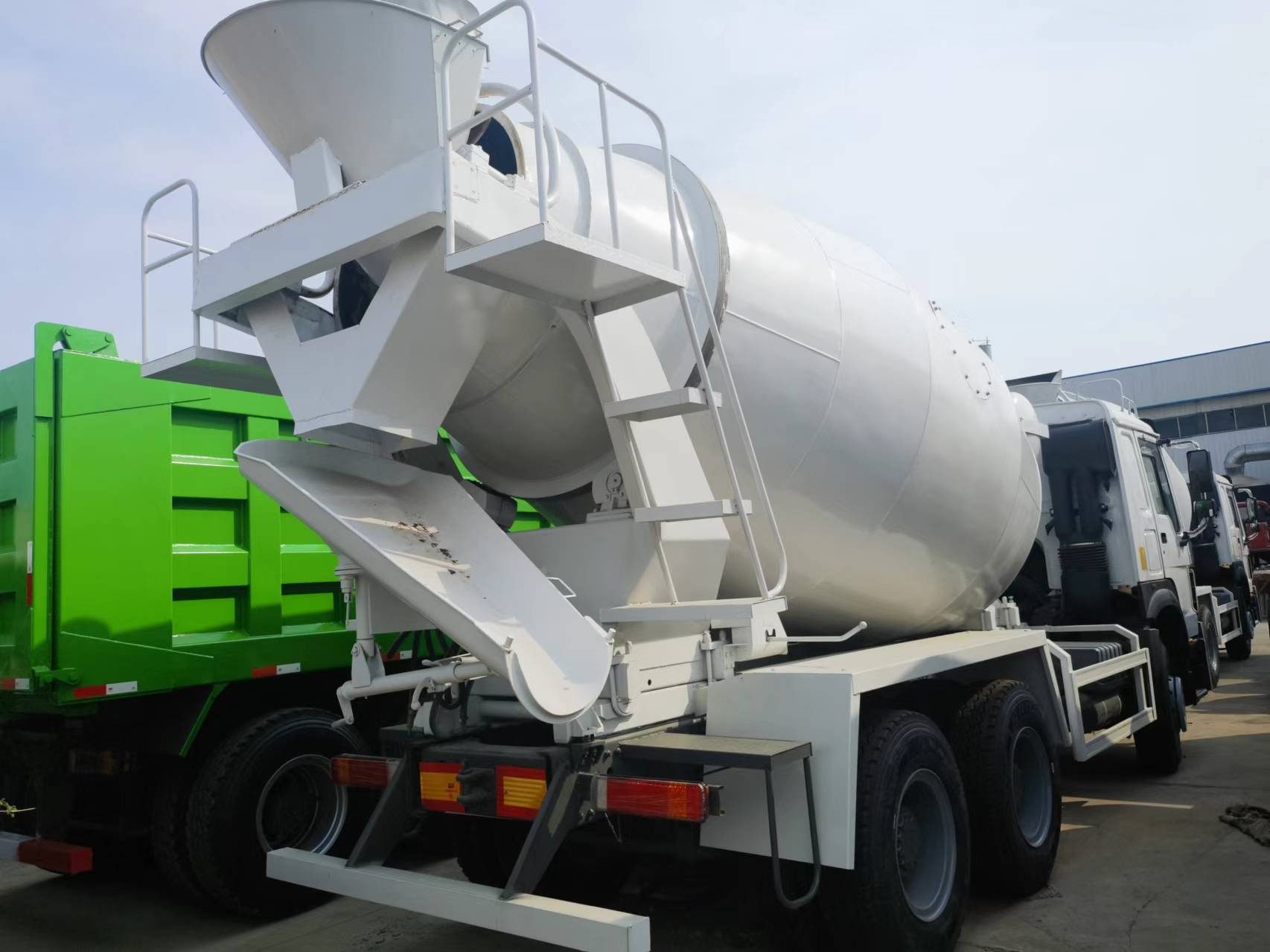 Truk pengaduk beton Sinotruk HOWO 371 6*4 Concrete mixer truck: gambar 7