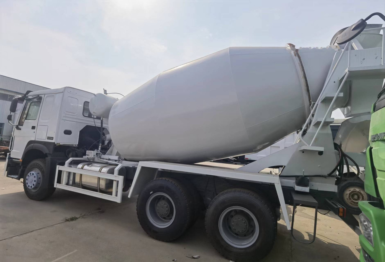 Truk pengaduk beton Sinotruk HOWO 371 6*4 Concrete mixer truck: gambar 9