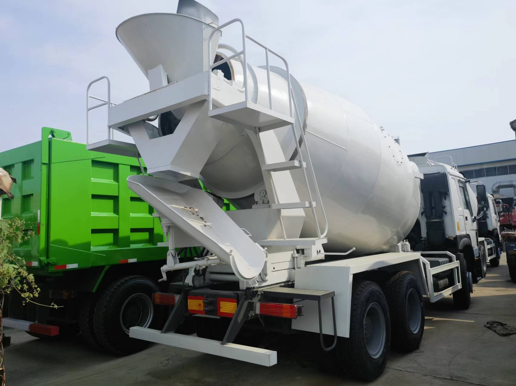 Truk pengaduk beton Sinotruk HOWO 371 6*4 Concrete mixer truck: gambar 8