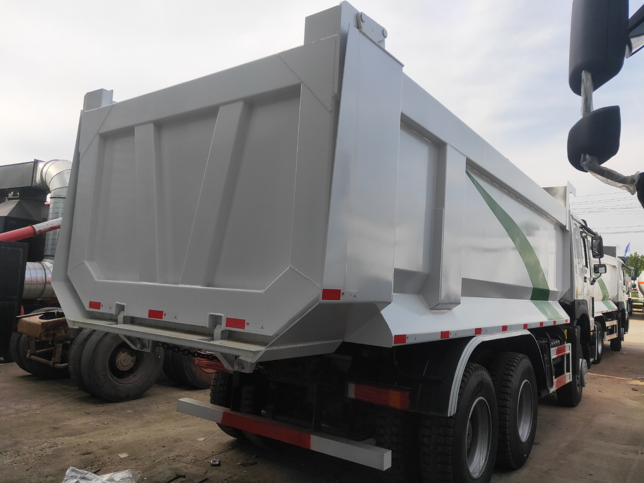 Sinotruk HOWO 371 6*4 Dump truck - Truk jungkit: gambar 5 Sinotruk HOWO 371 6*4 Dump truck - Truk jungkit: gambar 5