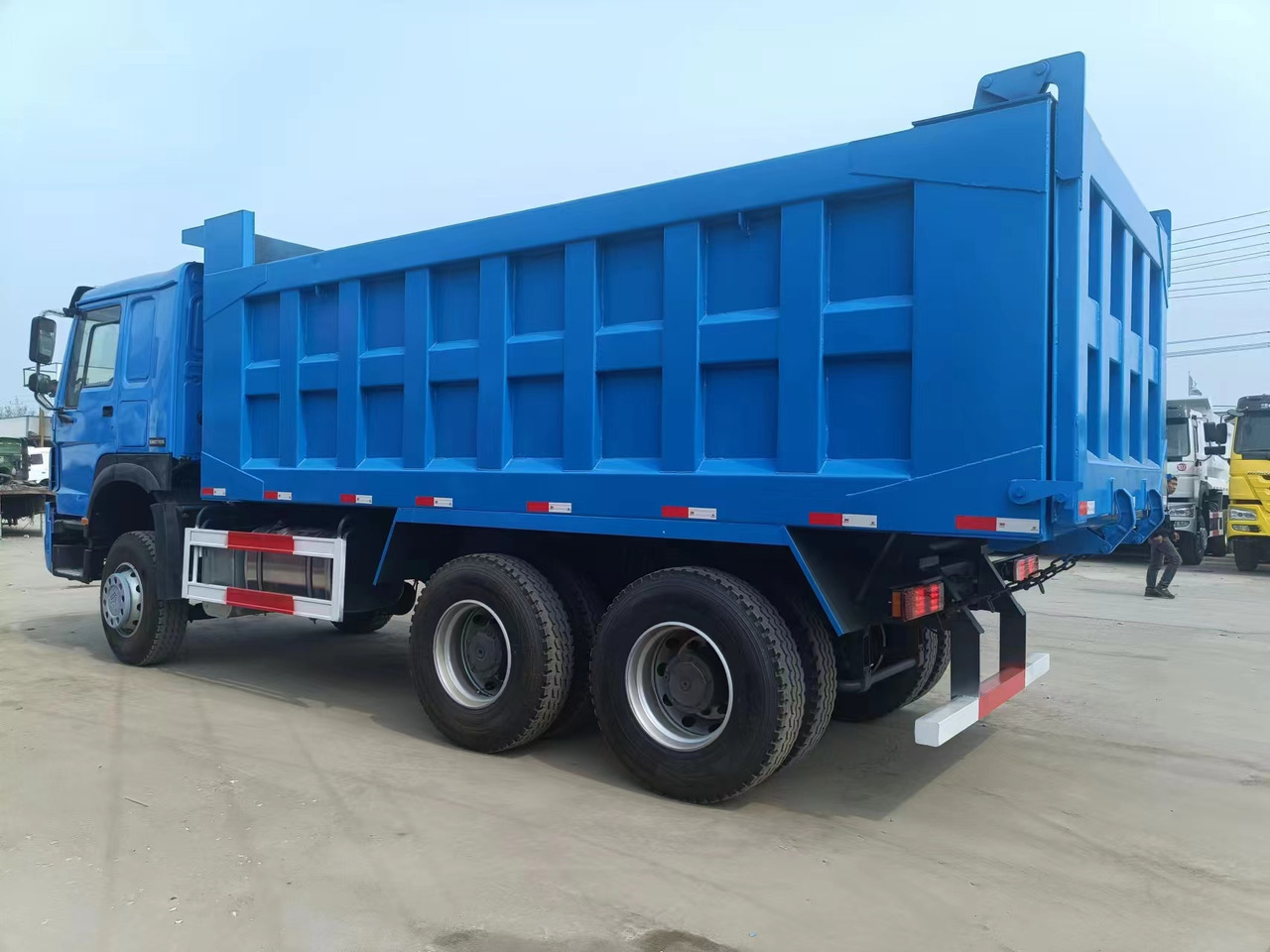 Sinotruk HOWO 371 6*4 dump truck - Tempat sampah mini: gambar 2 Sinotruk HOWO 371 6*4 dump truck - Tempat sampah mini: gambar 2