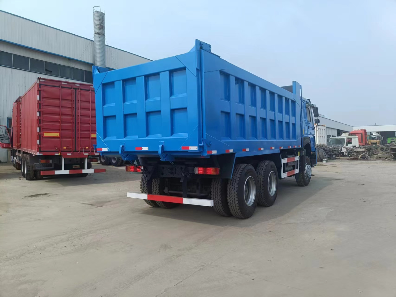 Sinotruk HOWO 371 6*4 dump truck - Tempat sampah mini: gambar 3 Sinotruk HOWO 371 6*4 dump truck - Tempat sampah mini: gambar 3