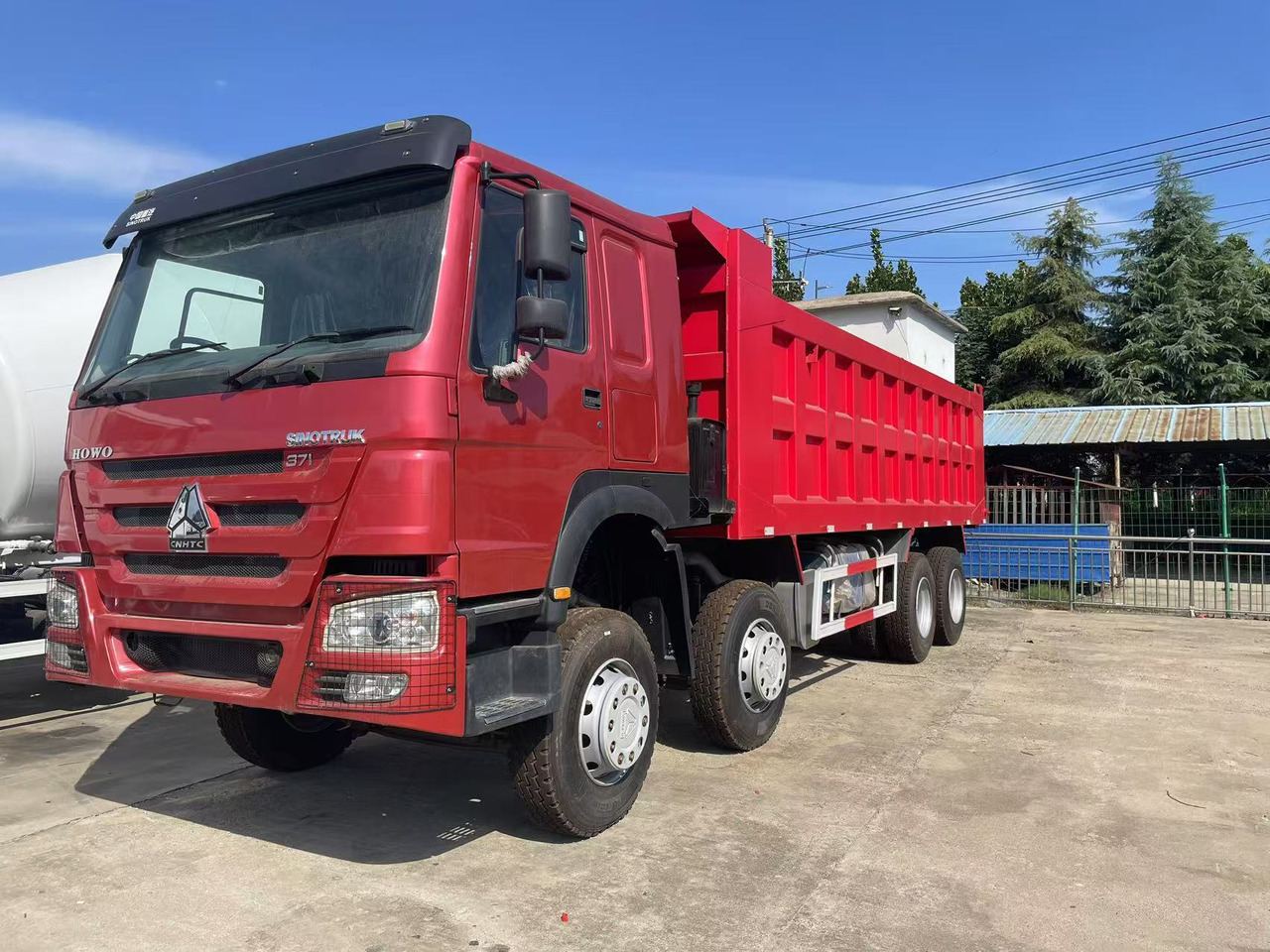 Sinotruk HOWO 371 8*4 Dump truck - Truk jungkit: gambar 1 Sinotruk HOWO 371 8*4 Dump truck - Truk jungkit: gambar 1