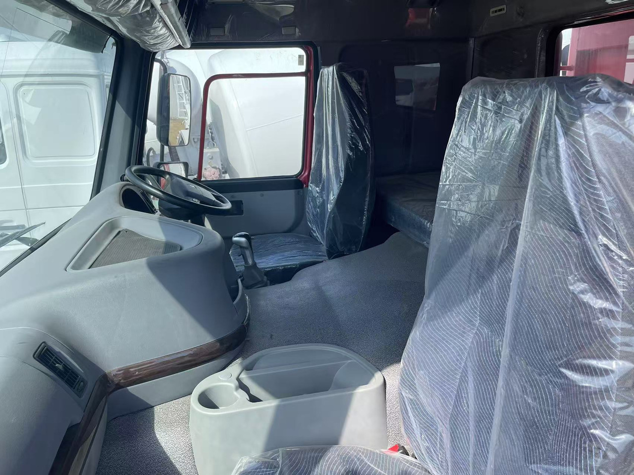 Sinotruk HOWO 371 8*4 Dump truck - Truk jungkit: gambar 5 Sinotruk HOWO 371 8*4 Dump truck - Truk jungkit: gambar 5