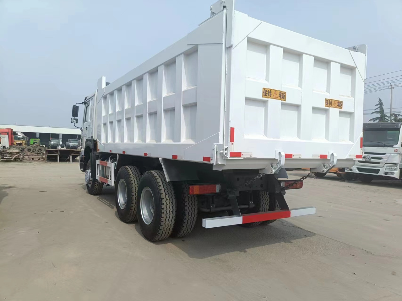 Sinotruk HOWO 375 6*4 dump truck - Tempat sampah mini: gambar 3 Sinotruk HOWO 375 6*4 dump truck - Tempat sampah mini: gambar 3
