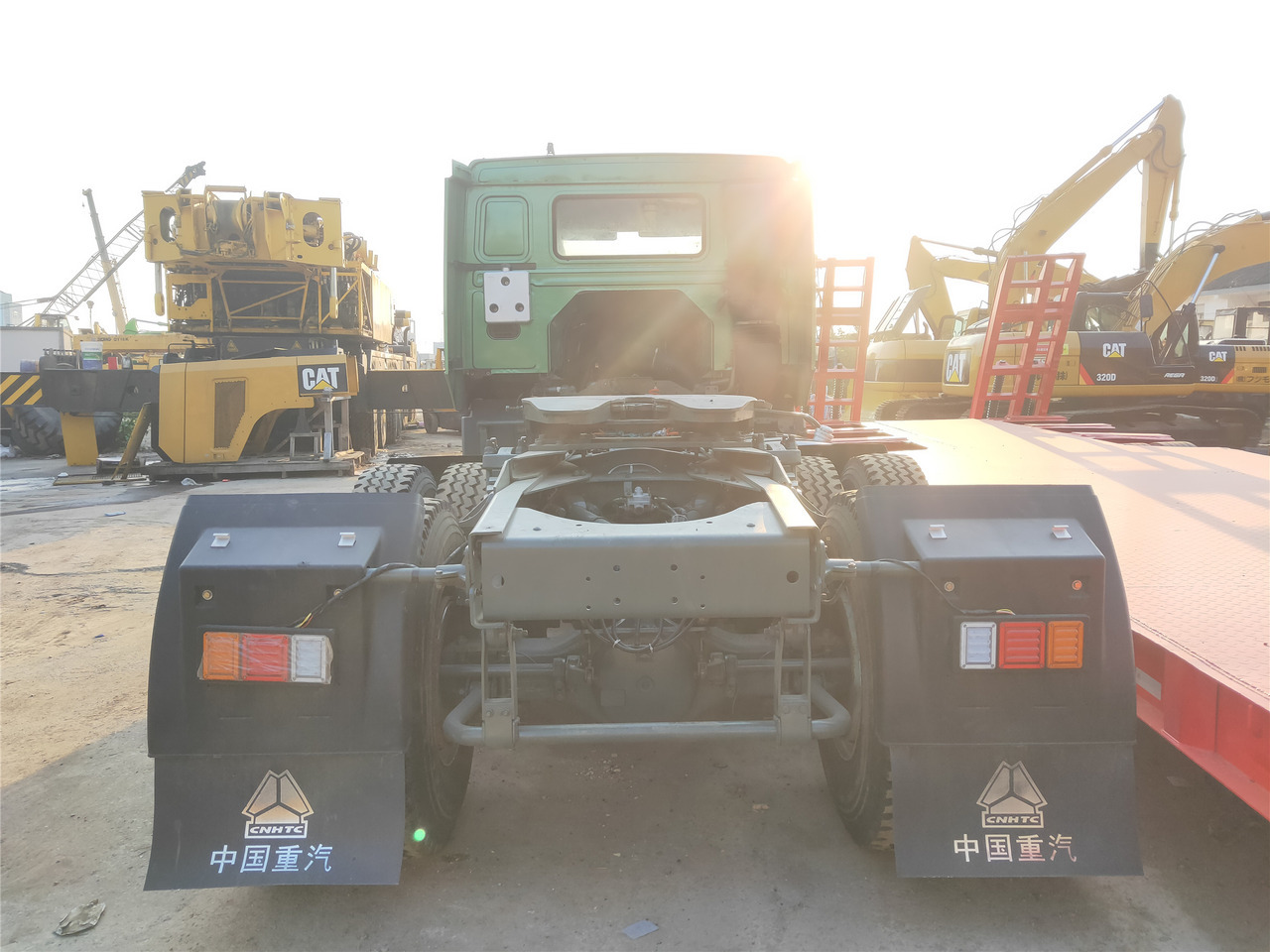Sinotruk HOWO 420 tractor - Tempat sampah mini: gambar 4 Sinotruk HOWO 420 tractor - Tempat sampah mini: gambar 4