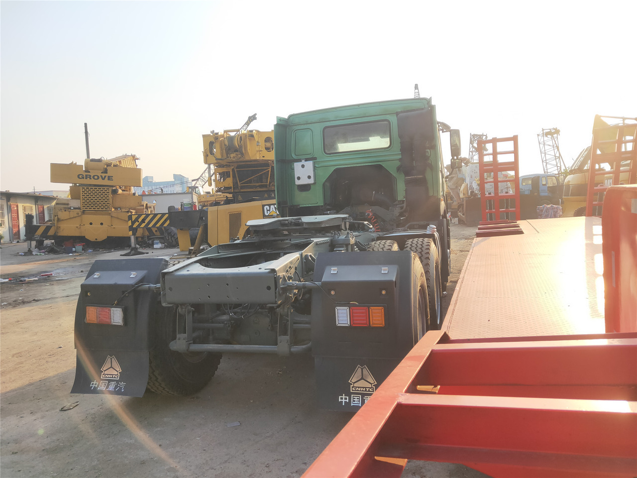 Sinotruk HOWO 420 tractor - Tempat sampah mini: gambar 3 Sinotruk HOWO 420 tractor - Tempat sampah mini: gambar 3