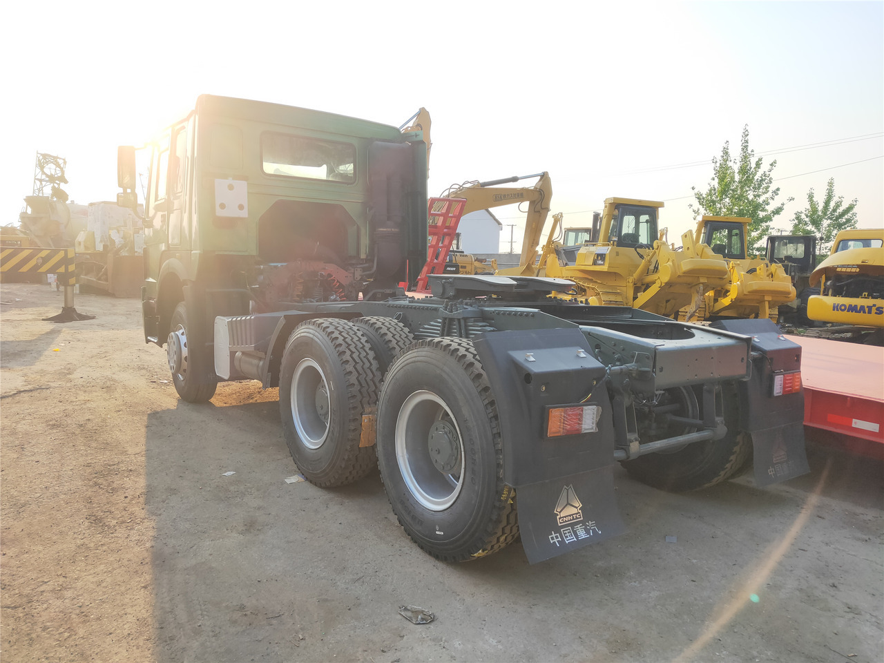 Sinotruk HOWO 420 tractor - Tempat sampah mini: gambar 2 Sinotruk HOWO 420 tractor - Tempat sampah mini: gambar 2