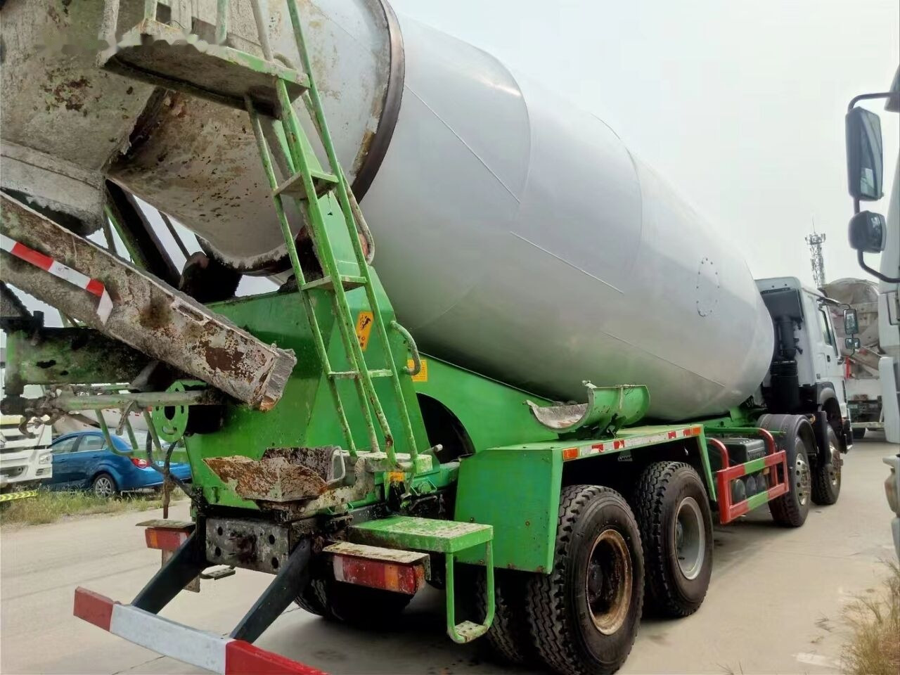 Sinotruk HOWO 8*4 Concrete mixer truck - Truk pengaduk beton: gambar 3 Sinotruk HOWO 8*4 Concrete mixer truck - Truk pengaduk beton: gambar 3