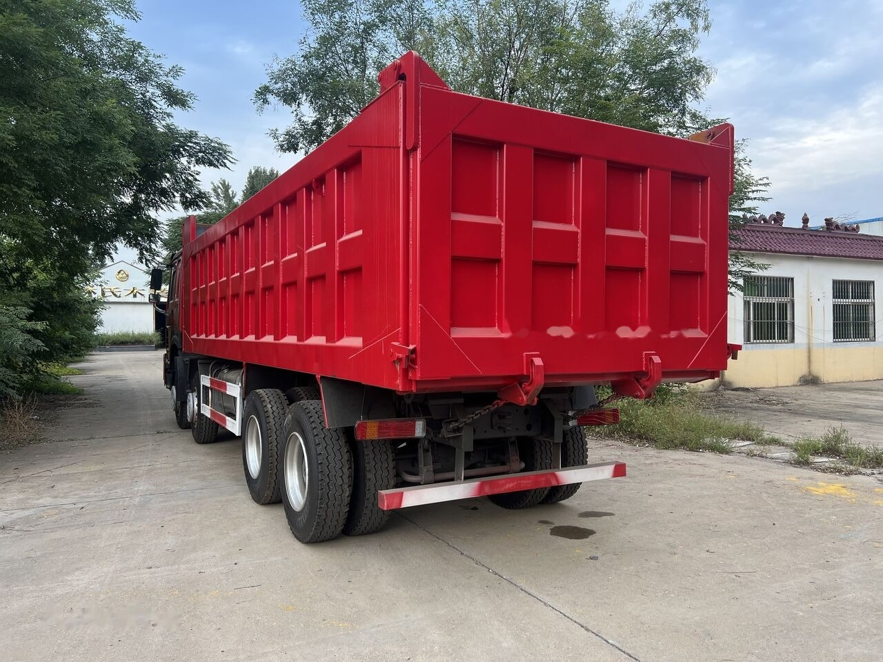 Sinotruk HOWO 8*4 Dump truck - Truk jungkit: gambar 4 Sinotruk HOWO 8*4 Dump truck - Truk jungkit: gambar 4