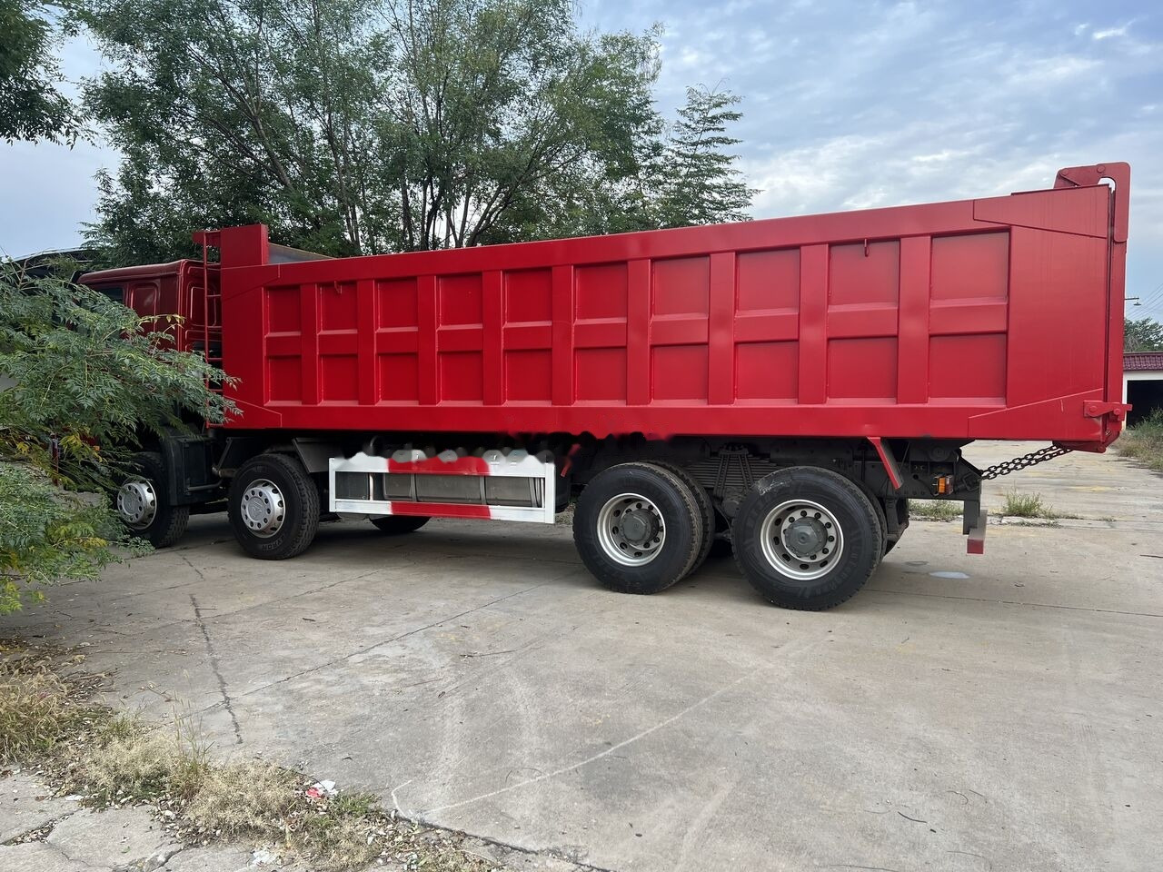 Sinotruk HOWO 8*4 Dump truck - Truk jungkit: gambar 3 Sinotruk HOWO 8*4 Dump truck - Truk jungkit: gambar 3