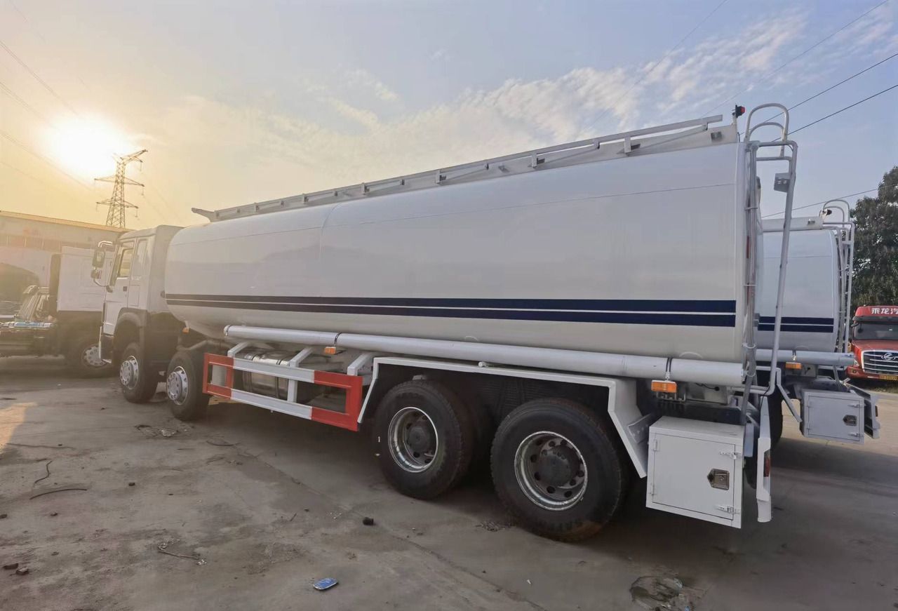 Sinotruk HOWO 8*4 Tank truck - Truk tangki: gambar 2 Sinotruk HOWO 8*4 Tank truck - Truk tangki: gambar 2