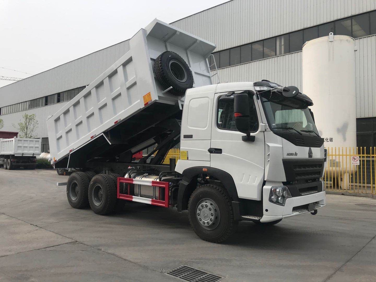 Sinotruk HOWO A7 - Tempat sampah mini: gambar 1 Sinotruk HOWO A7 - Tempat sampah mini: gambar 1