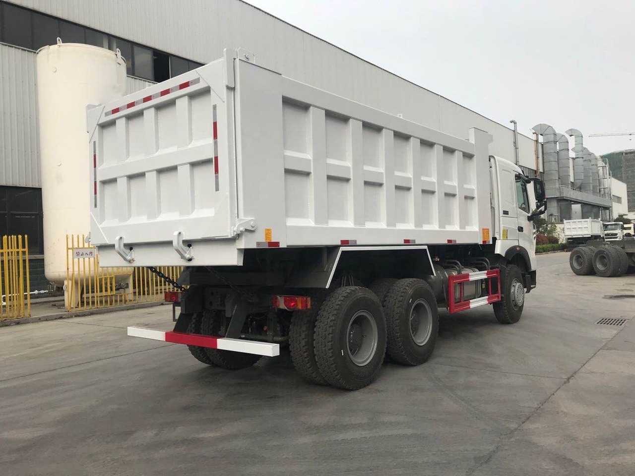 Sinotruk HOWO A7 - Tempat sampah mini: gambar 5 Sinotruk HOWO A7 - Tempat sampah mini: gambar 5