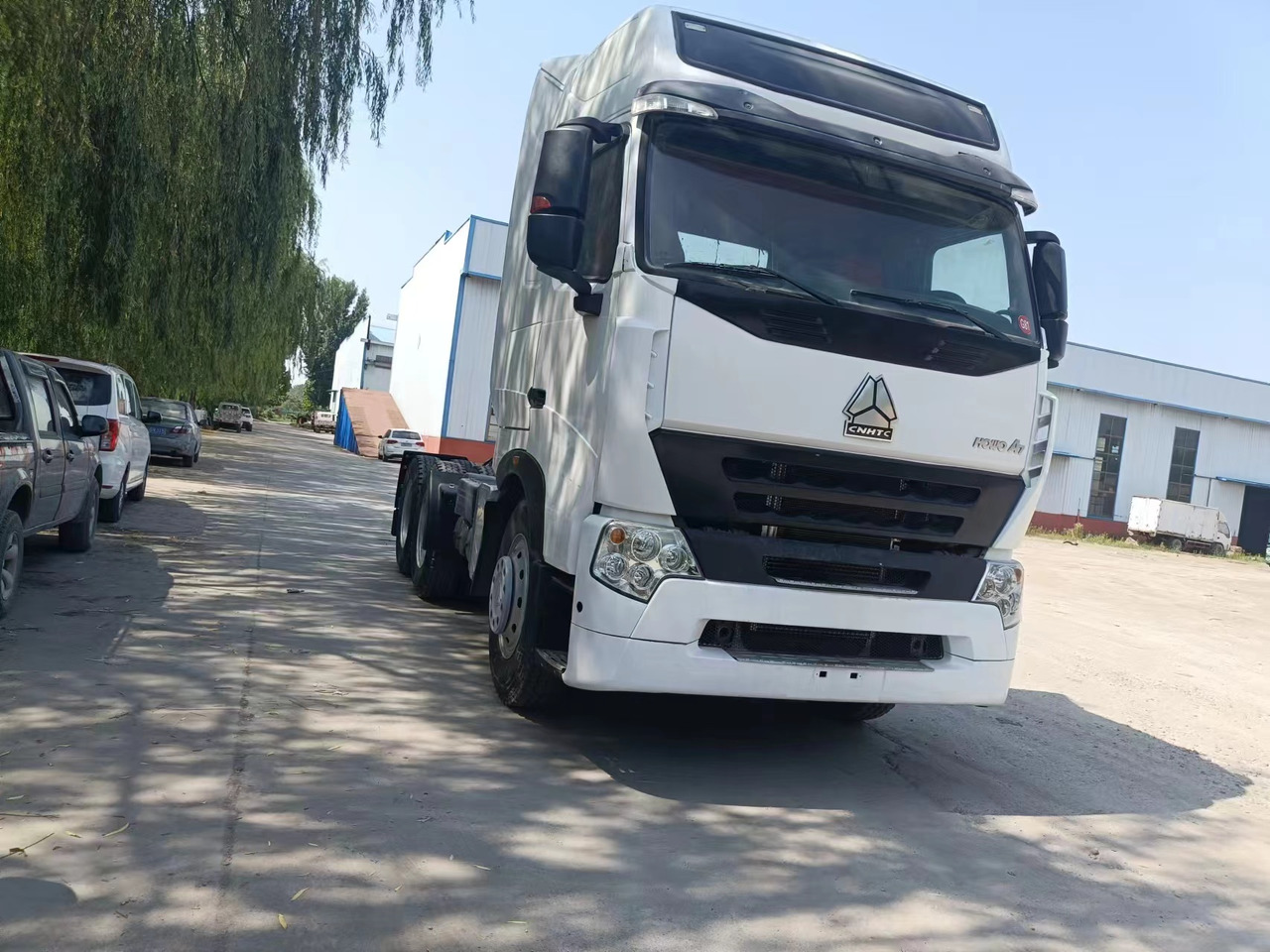 Sinotruk HOWO A7 tractor - Tempat sampah mini: gambar 3 Sinotruk HOWO A7 tractor - Tempat sampah mini: gambar 3