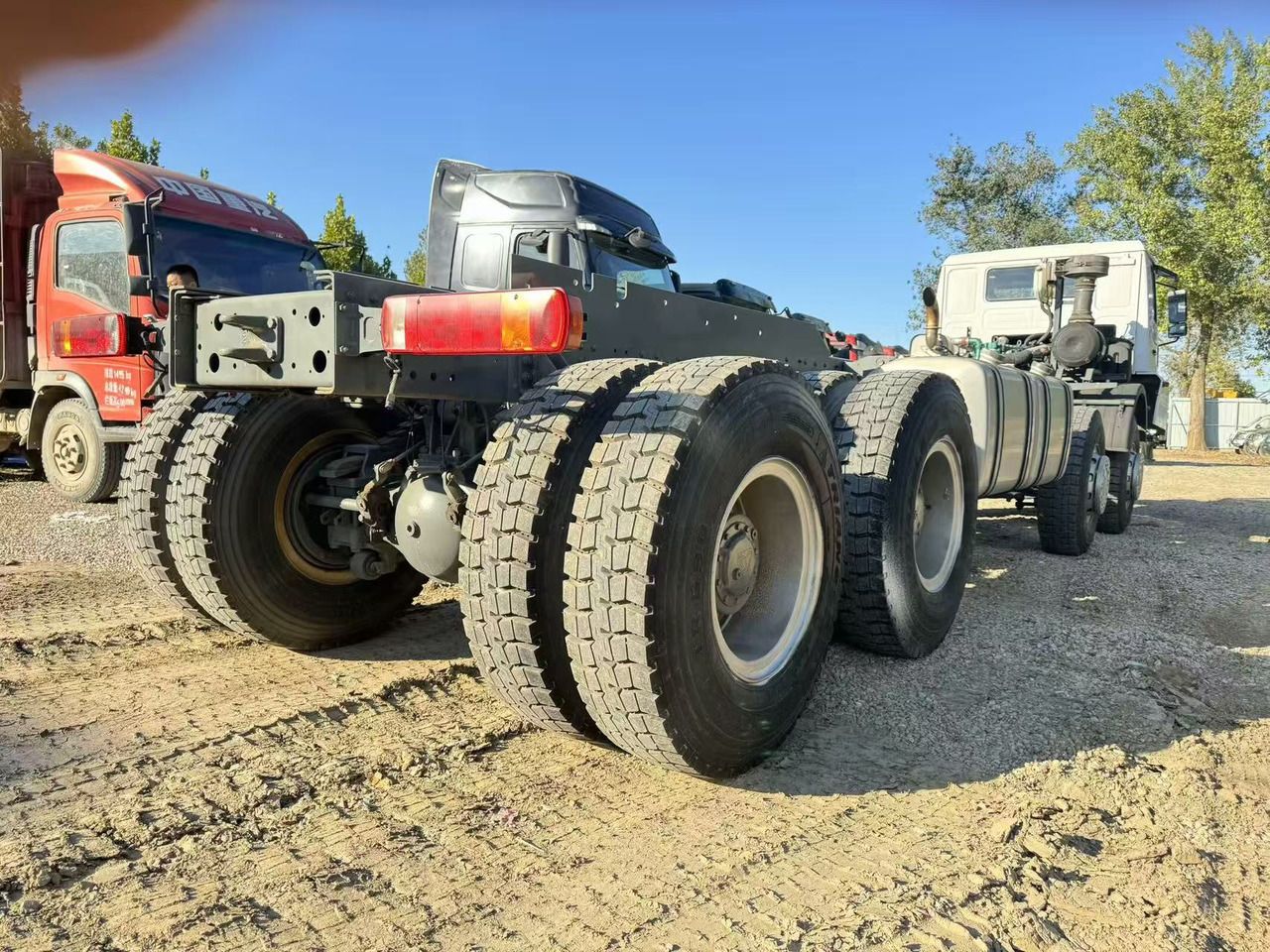 SINOTRUK Howo 380hp 8*8 full drive chassis - Tractor head: gambar 4 SINOTRUK Howo 380hp 8*8 full drive chassis - Tractor head: gambar 4