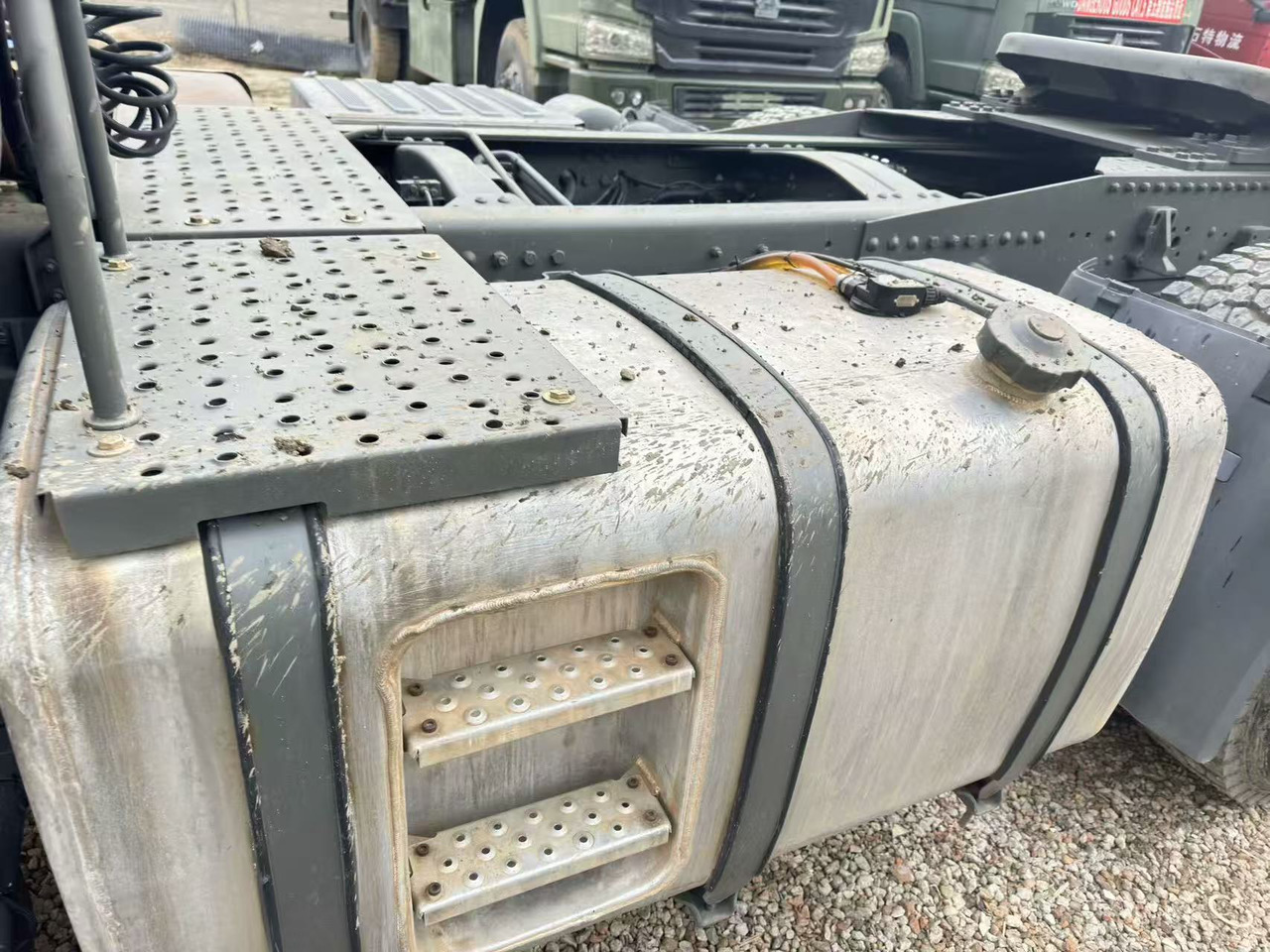 Sinotruk HOWO A7 - Tractor head: gambar 2 Sinotruk HOWO A7 - Tractor head: gambar 2