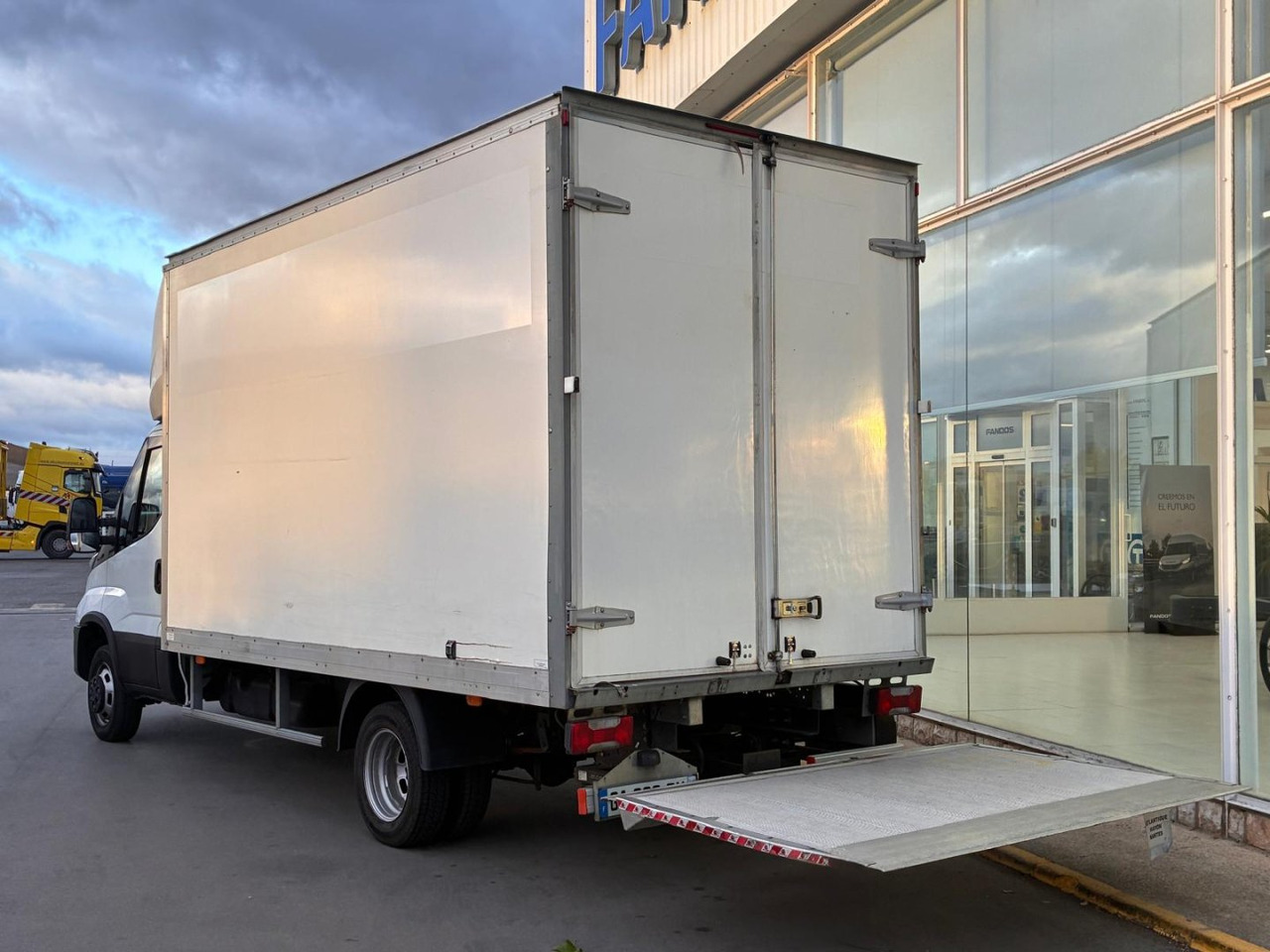 Caja cerrada IVECO 35C14 20m3 con puertas traseras y rampa elevadora - Van box: gambar 4 Caja cerrada IVECO 35C14 20m3 con puertas traseras y rampa elevadora - Van box: gambar 4