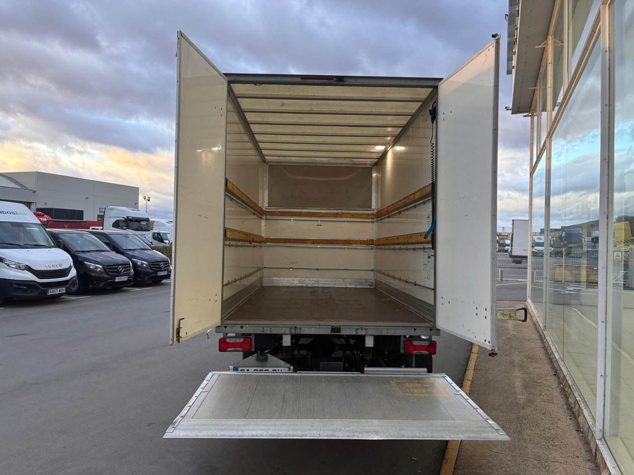Caja cerrada IVECO 35C14 20m3 con puertas traseras y rampa elevadora - Van box: gambar 5 Caja cerrada IVECO 35C14 20m3 con puertas traseras y rampa elevadora - Van box: gambar 5