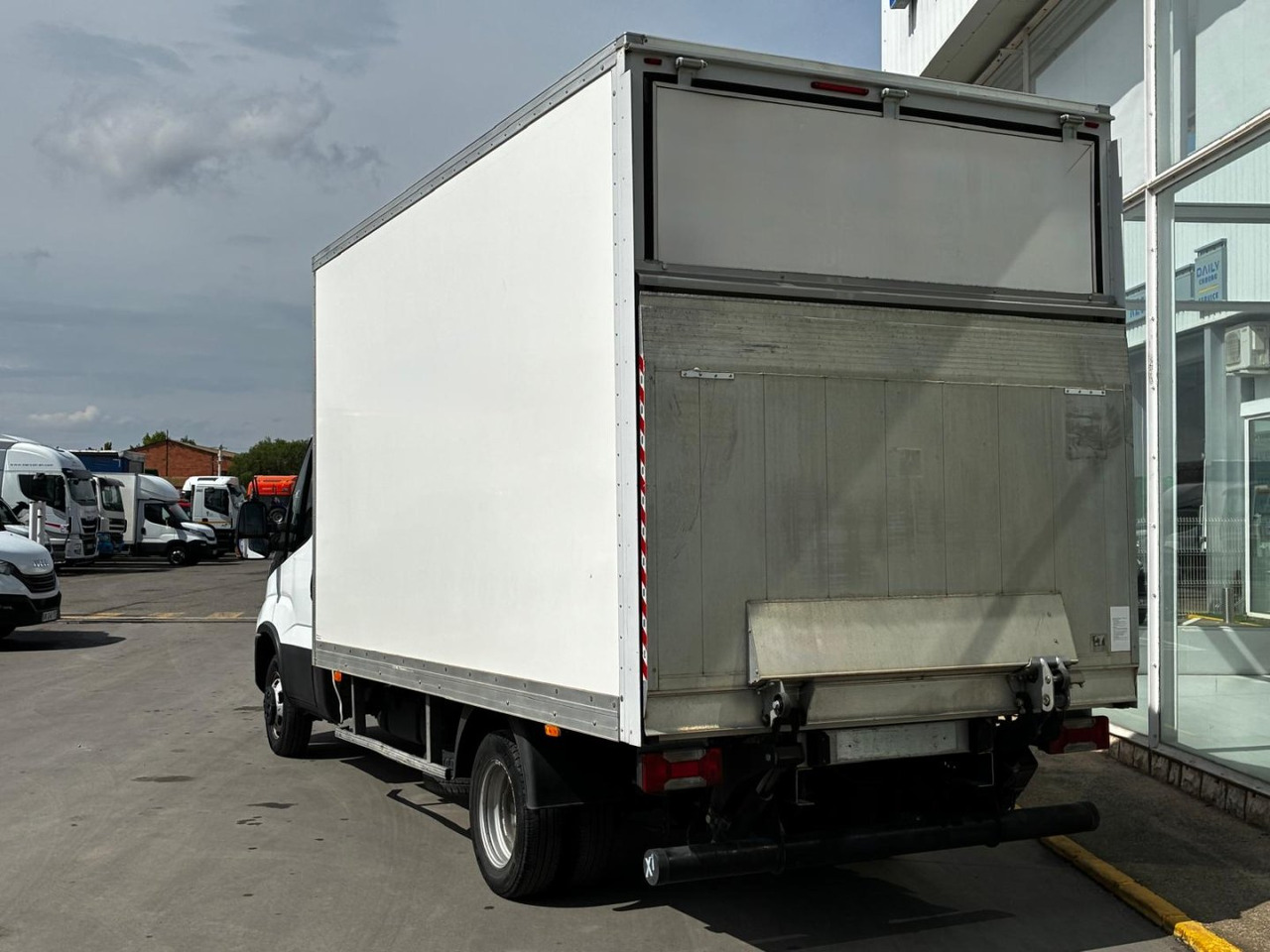 Caja cerrada IVECO 35C16 3.0 20m3 - Van box: gambar 4 Caja cerrada IVECO 35C16 3.0 20m3 - Van box: gambar 4