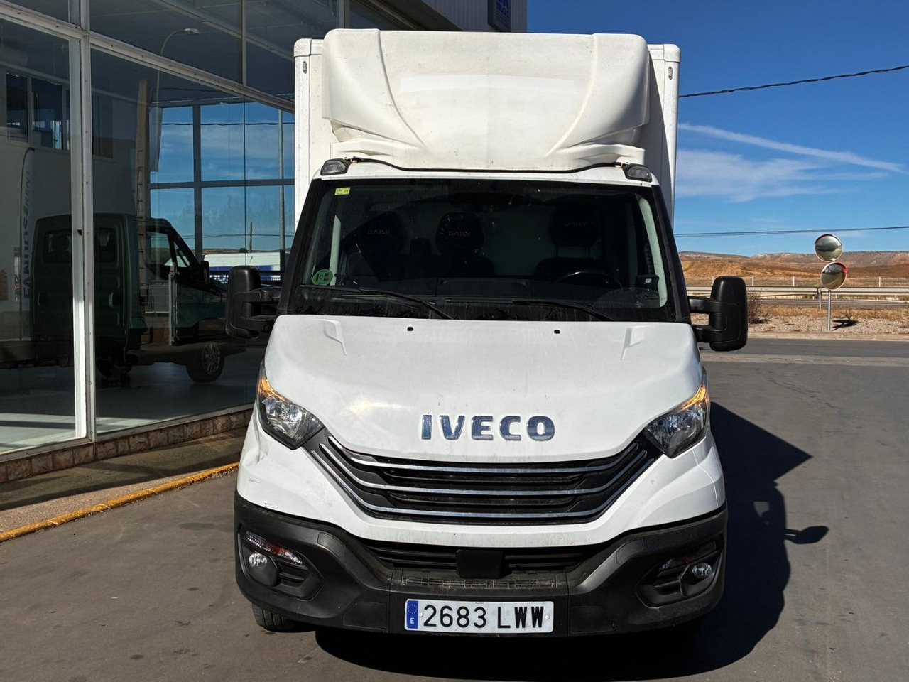 Caja cerrada con plataforma elevadora IVECO 35C14 20m3 con puerta lateral - Van box: gambar 2 Caja cerrada con plataforma elevadora IVECO 35C14 20m3 con puerta lateral - Van box: gambar 2