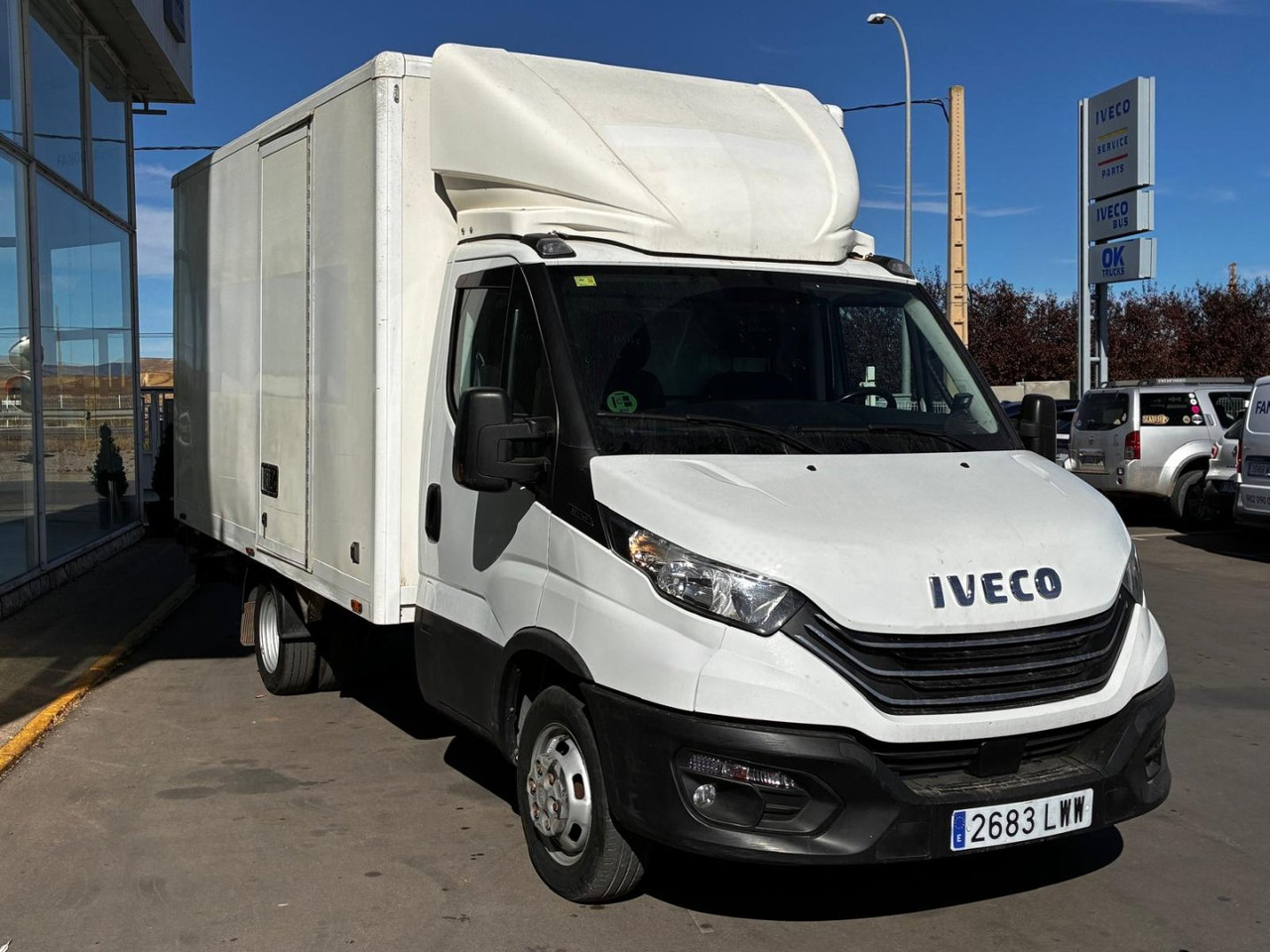 Caja cerrada con plataforma elevadora IVECO 35C14 20m3 con puerta lateral - Van box: gambar 3 Caja cerrada con plataforma elevadora IVECO 35C14 20m3 con puerta lateral - Van box: gambar 3