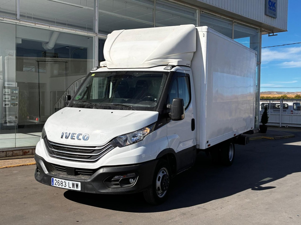 Caja cerrada con plataforma elevadora IVECO 35C14 20m3 con puerta lateral - Van box: gambar 1 Caja cerrada con plataforma elevadora IVECO 35C14 20m3 con puerta lateral - Van box: gambar 1