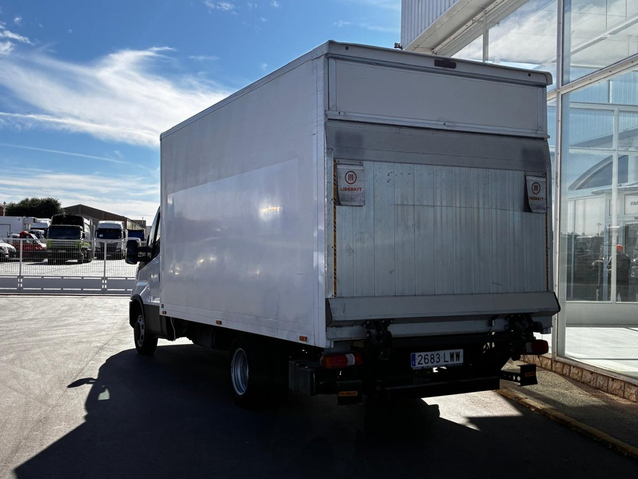Caja cerrada con plataforma elevadora IVECO 35C14 20m3 con puerta lateral - Van box: gambar 4 Caja cerrada con plataforma elevadora IVECO 35C14 20m3 con puerta lateral - Van box: gambar 4