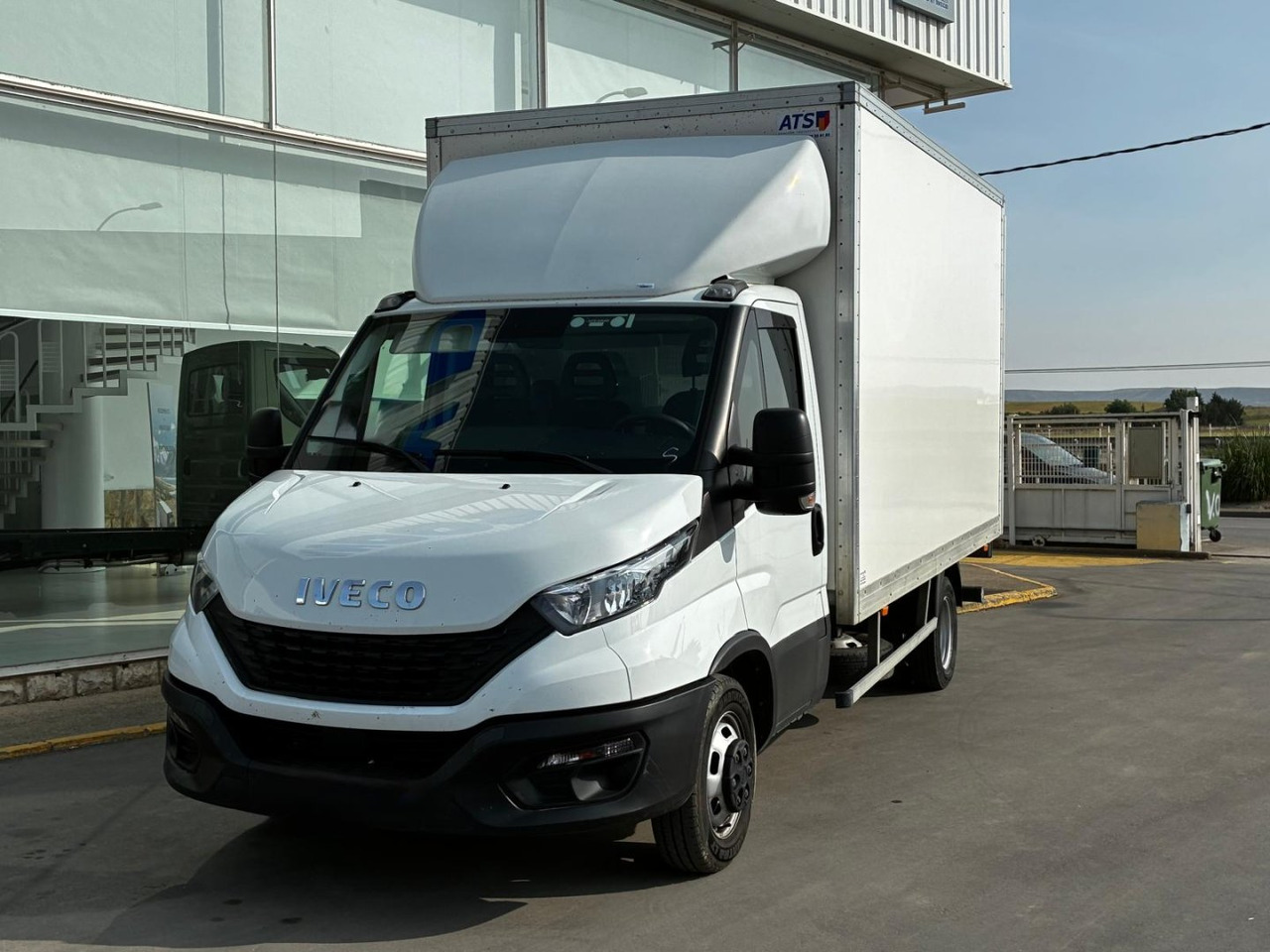 Caja cerrada con plataforma elevadora IVECO 35C16 20m3 - Van box: gambar 1 Caja cerrada con plataforma elevadora IVECO 35C16 20m3 - Van box: gambar 1