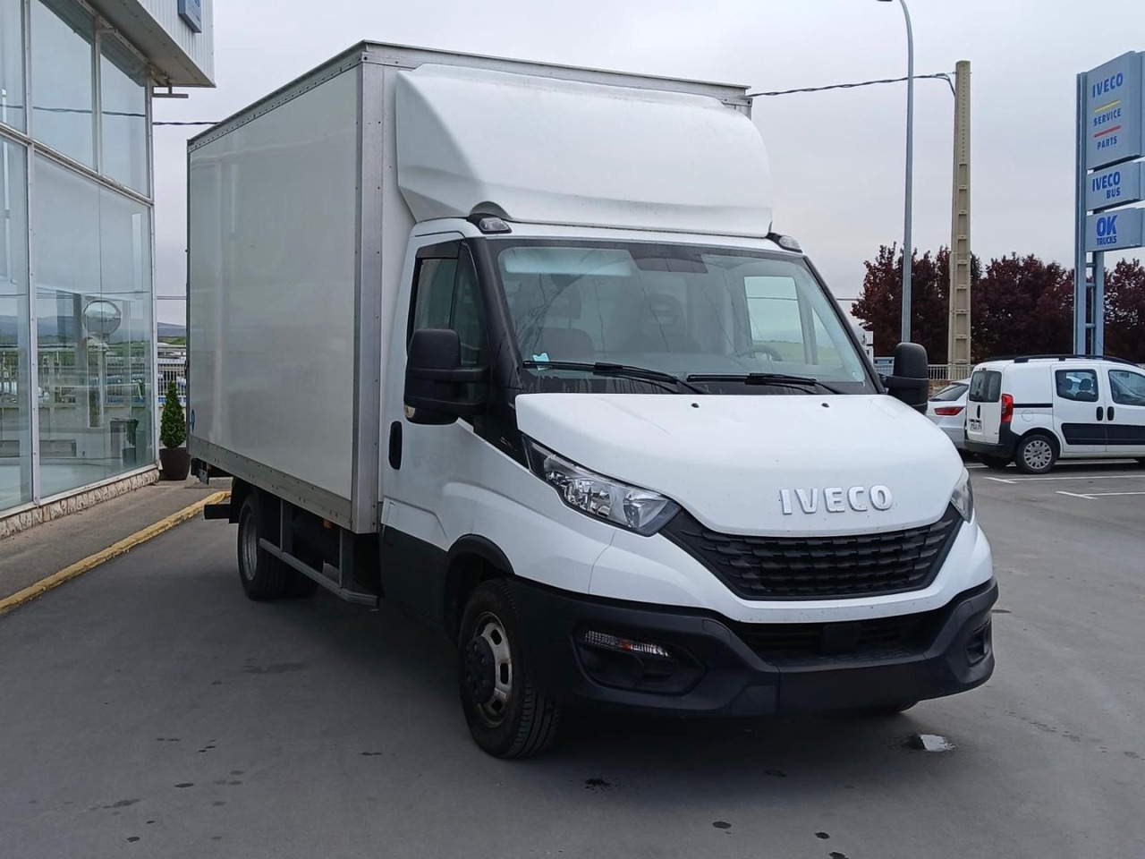Caja cerrada con plataforma elevadora IVECO 35C16 20m3 - Van box: gambar 3 Caja cerrada con plataforma elevadora IVECO 35C16 20m3 - Van box: gambar 3