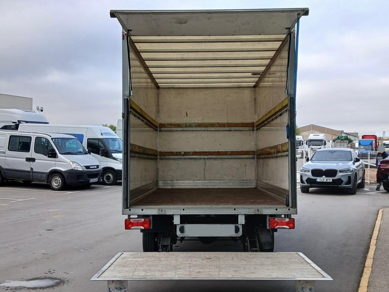Caja cerrada con plataforma elevadora IVECO 35C16 20m3 - Van box: gambar 5 Caja cerrada con plataforma elevadora IVECO 35C16 20m3 - Van box: gambar 5