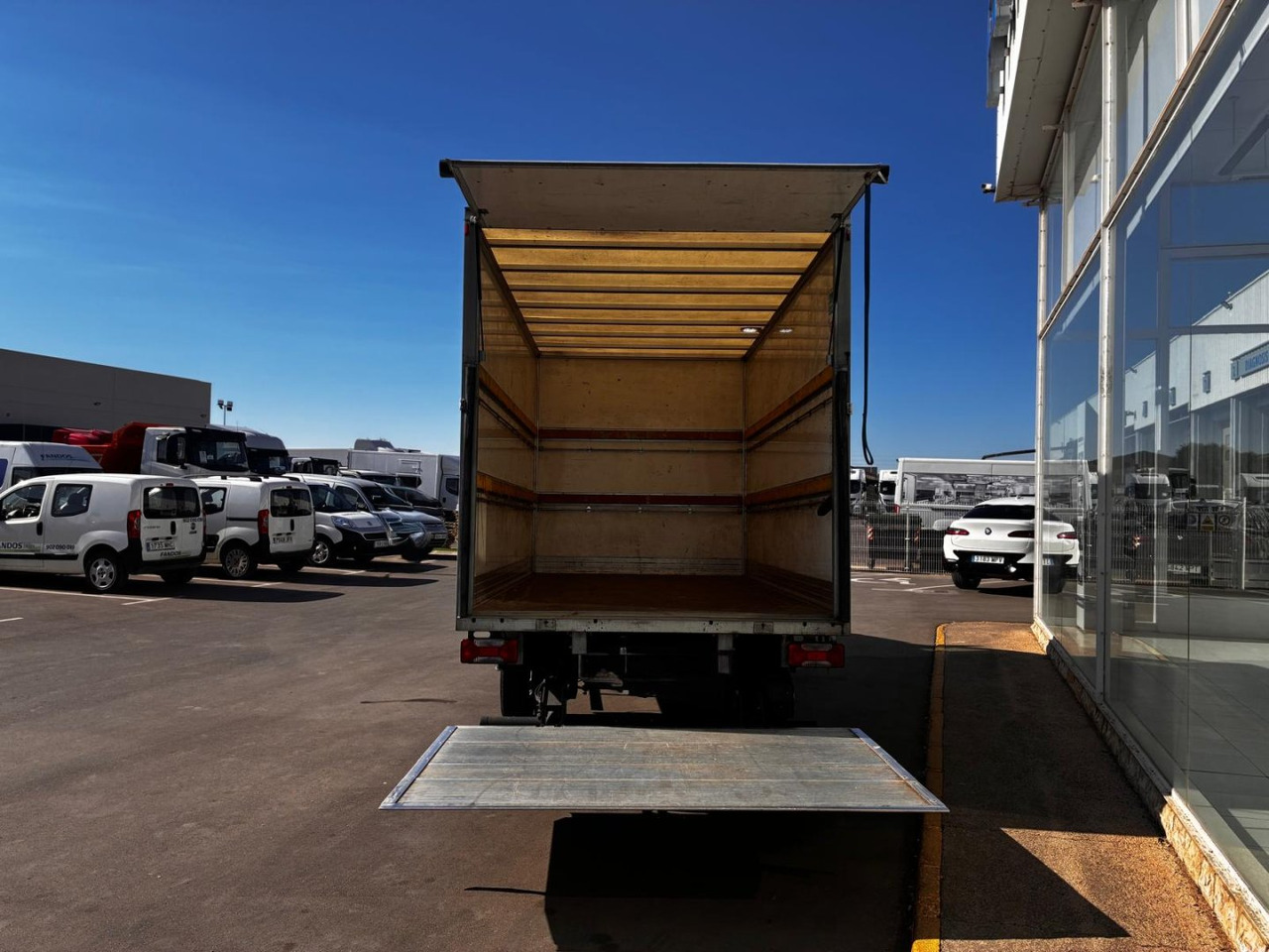 Caja cerrada con plataforma elevadora IVECO 35C16 20m3 - Van box: gambar 5 Caja cerrada con plataforma elevadora IVECO 35C16 20m3 - Van box: gambar 5