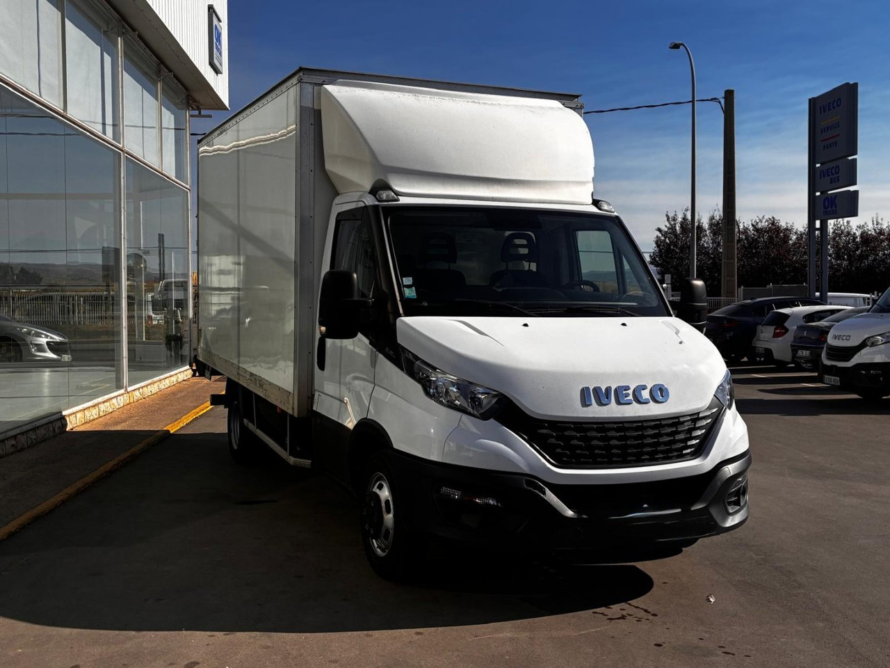 Caja cerrada con plataforma elevadora IVECO 35C16 20m3 - Van box: gambar 3 Caja cerrada con plataforma elevadora IVECO 35C16 20m3 - Van box: gambar 3