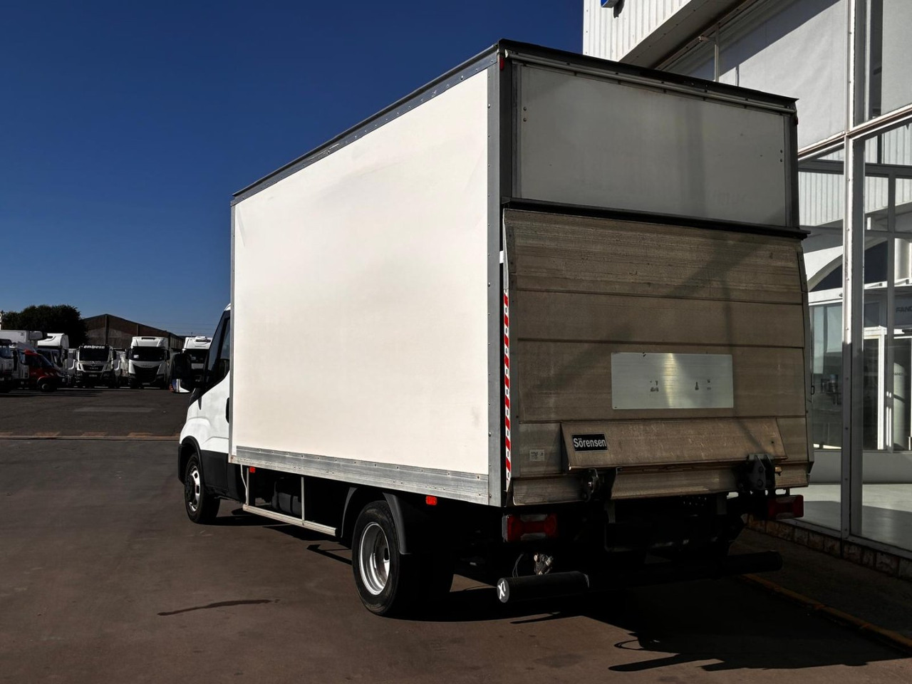 Caja cerrada con plataforma elevadora IVECO 35C16 20m3 - Van box: gambar 4 Caja cerrada con plataforma elevadora IVECO 35C16 20m3 - Van box: gambar 4