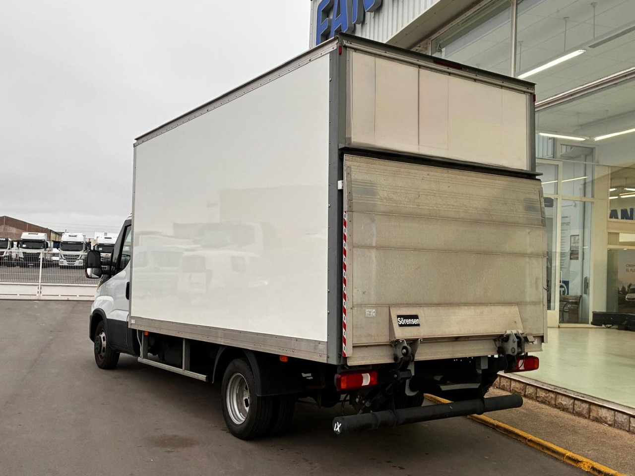 Caja cerrada con plataforma elevadora IVECO 35C16 3.0 20m3 - Van box: gambar 4 Caja cerrada con plataforma elevadora IVECO 35C16 3.0 20m3 - Van box: gambar 4