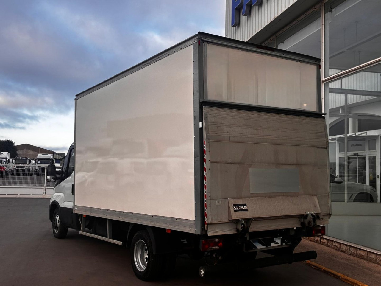 Caja cerrada con plataforma elevadora IVECO 35C16 3.0 20m3 - Van box: gambar 4 Caja cerrada con plataforma elevadora IVECO 35C16 3.0 20m3 - Van box: gambar 4