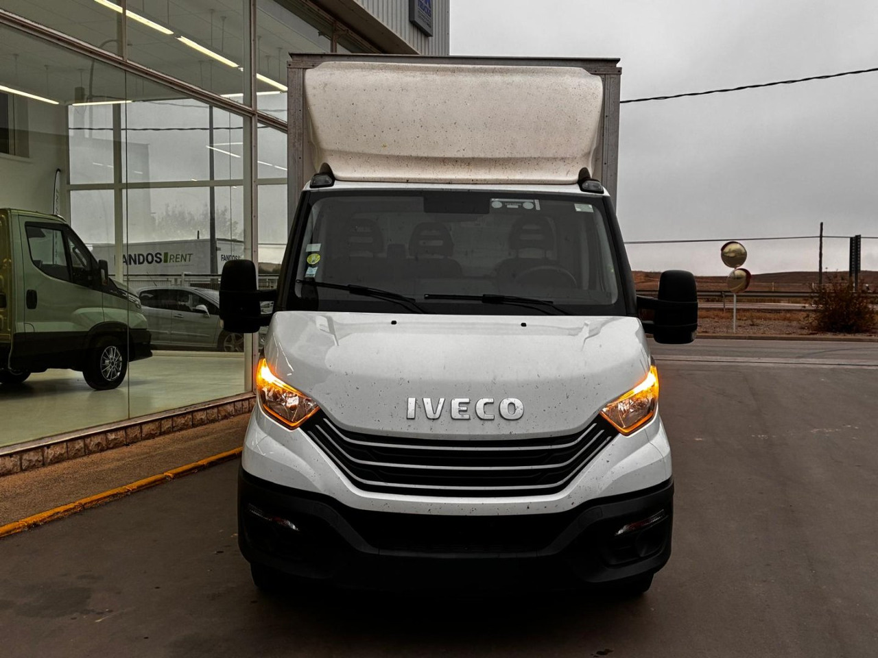 Caja cerrada con plataforma elevadora IVECO 35C16 3.0 20m3 - Van box: gambar 2 Caja cerrada con plataforma elevadora IVECO 35C16 3.0 20m3 - Van box: gambar 2