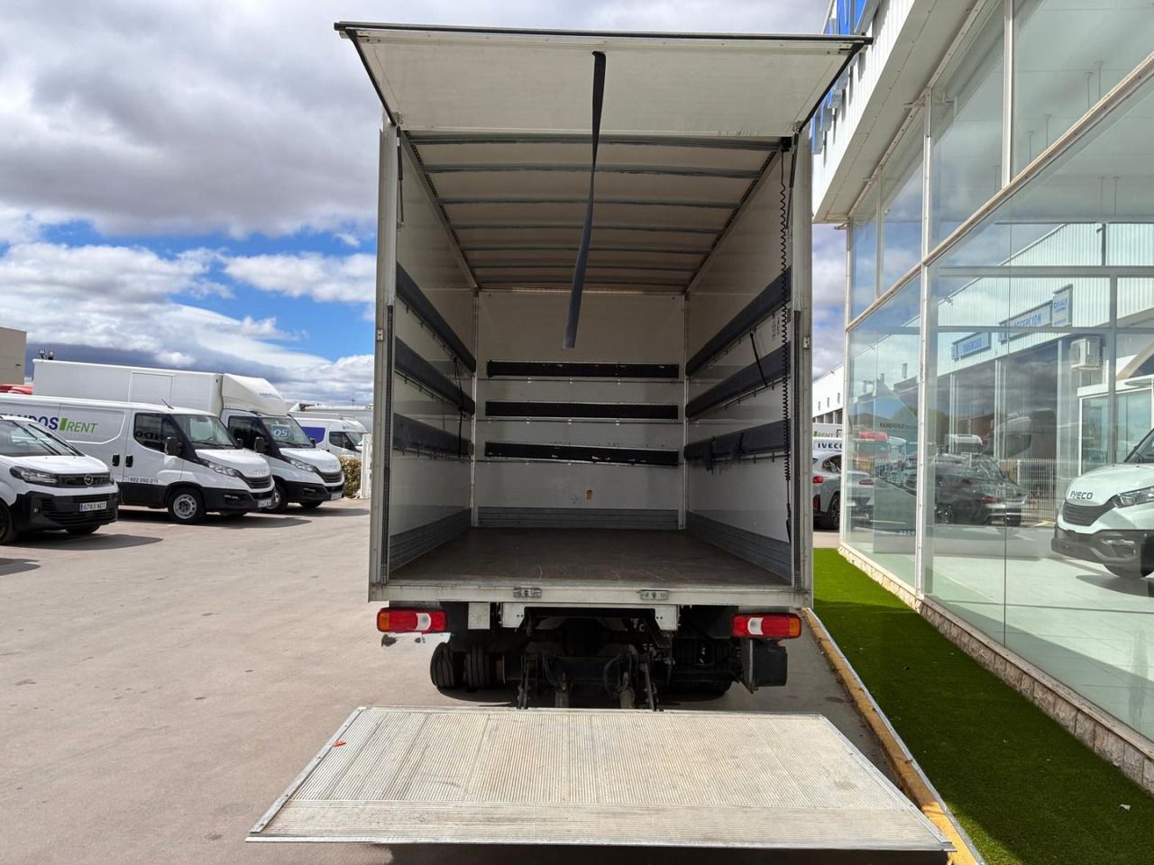 Caja cerrada con plataforma elevadora IVECO 35C16 3.0 20m3 - Van box: gambar 5 Caja cerrada con plataforma elevadora IVECO 35C16 3.0 20m3 - Van box: gambar 5