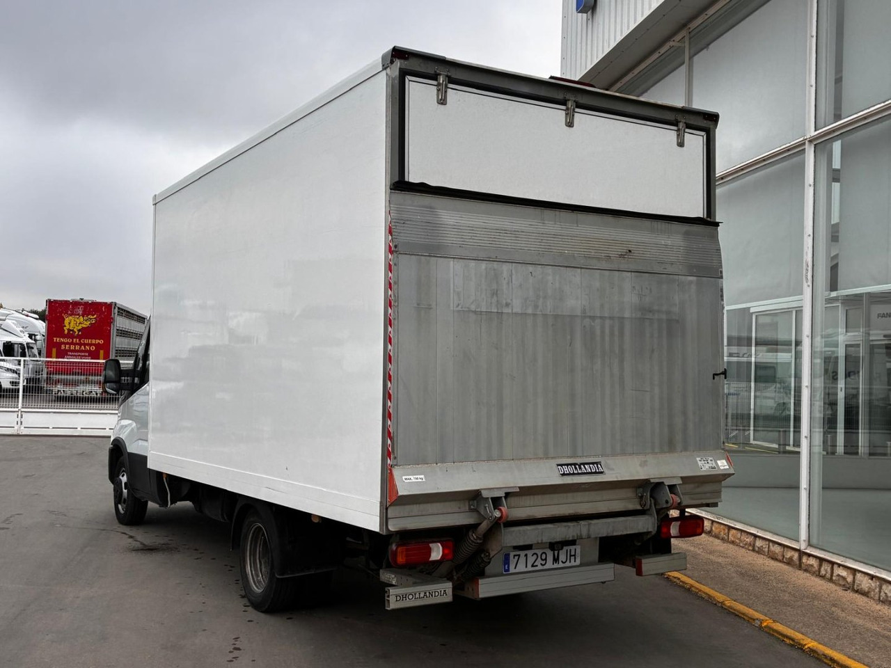 Caja cerrada con plataforma elevadora IVECO 35C16 3.0 20m3 con puerta lateral - Van box: gambar 4 Caja cerrada con plataforma elevadora IVECO 35C16 3.0 20m3 con puerta lateral - Van box: gambar 4