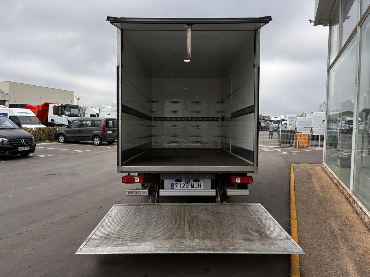 Caja cerrada con plataforma elevadora IVECO 35C16 3.0 20m3 con puerta lateral - Van box: gambar 5 Caja cerrada con plataforma elevadora IVECO 35C16 3.0 20m3 con puerta lateral - Van box: gambar 5