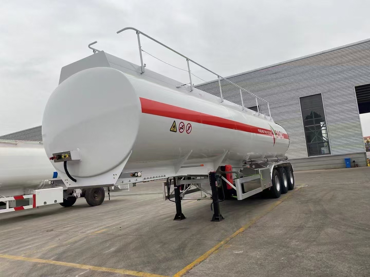 30,000–60,000 Liters Single or Multiple Compartments Customizable tank trailers available - Semi-trailer tangki: gambar 1 30,000–60,000 Liters Single or Multiple Compartments Customizable tank trailers available - Semi-trailer tangki: gambar 1