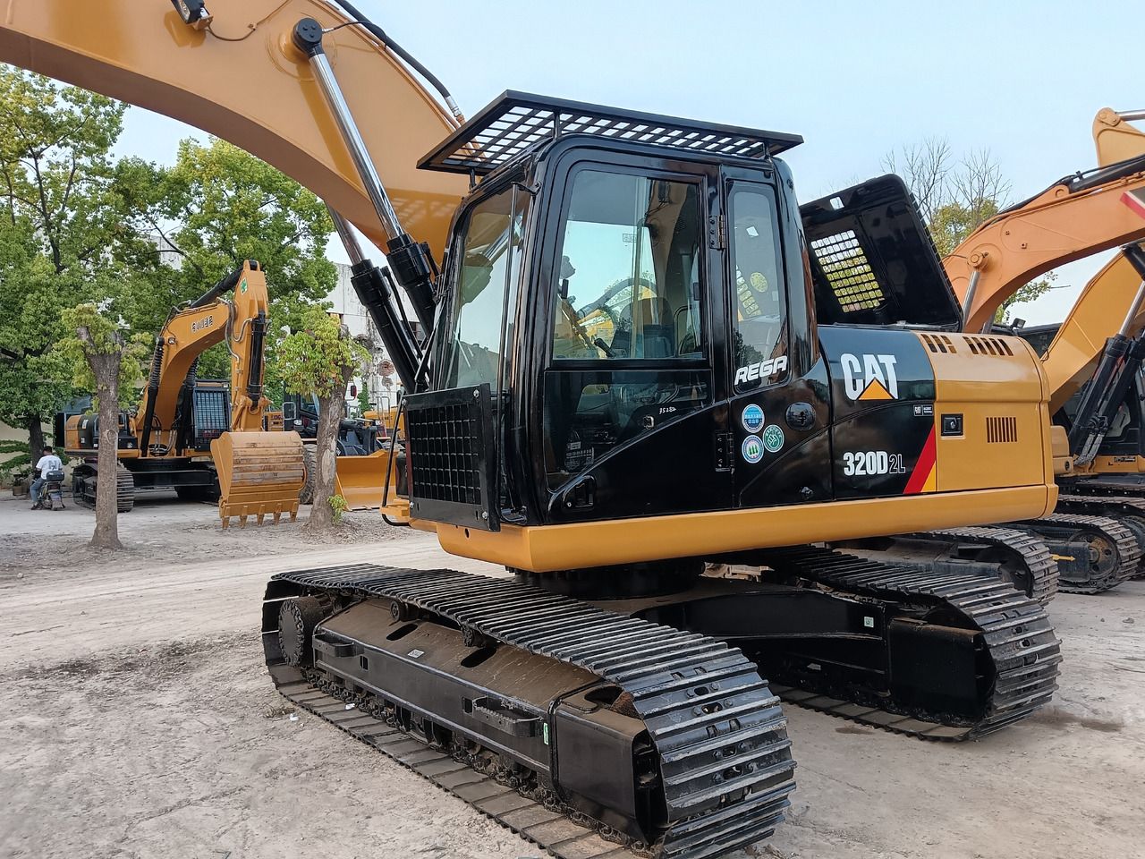 CAT 320D2L - Ekskavator perayap: gambar 1 CAT 320D2L - Ekskavator perayap: gambar 1