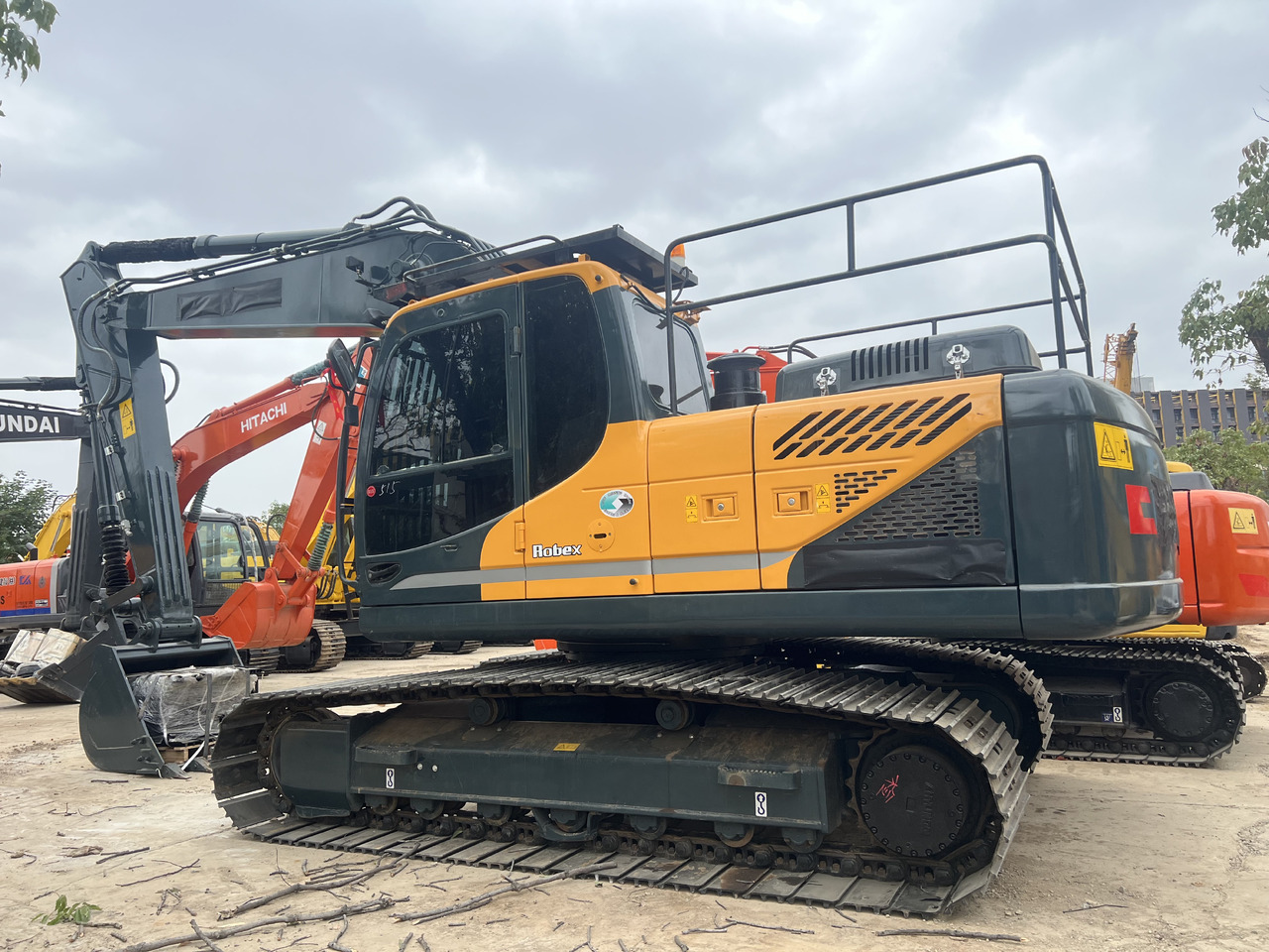 HYUNDAI HX220HD BROADEN TRACK SHOES - Ekskavator perayap: gambar 1 HYUNDAI HX220HD BROADEN TRACK SHOES - Ekskavator perayap: gambar 1