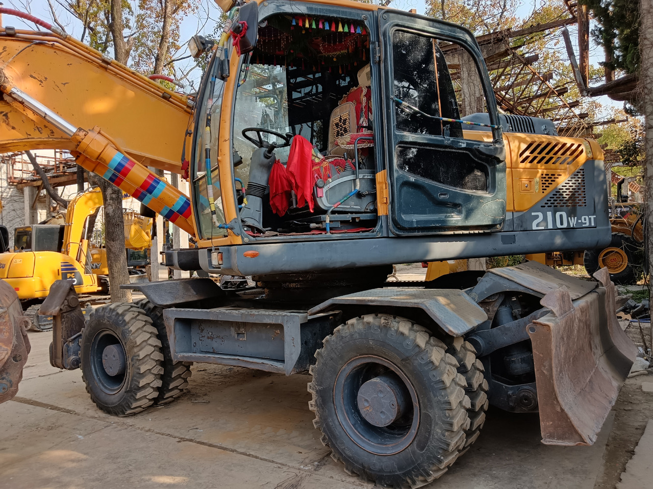 HYUNDAI R 210W-9 - Ekskavator roda: gambar 4 HYUNDAI R 210W-9 - Ekskavator roda: gambar 4