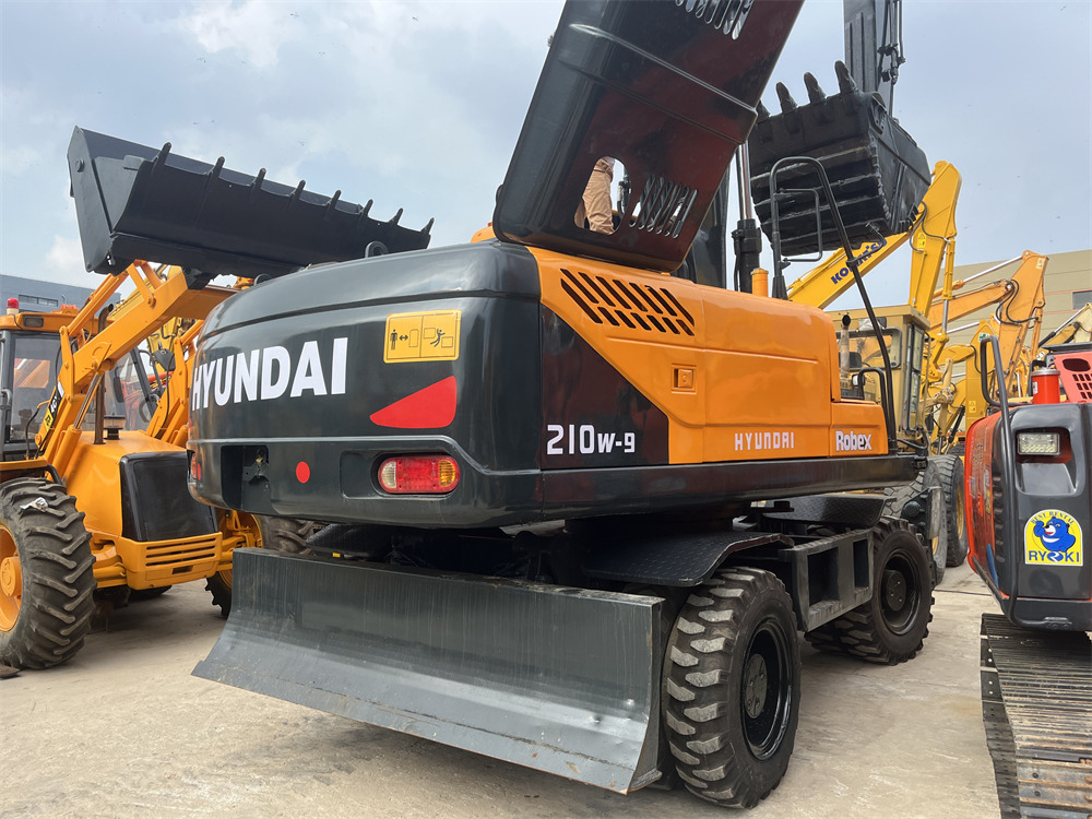 HYUNDAI R 210W-9 - Ekskavator roda: gambar 2 HYUNDAI R 210W-9 - Ekskavator roda: gambar 2