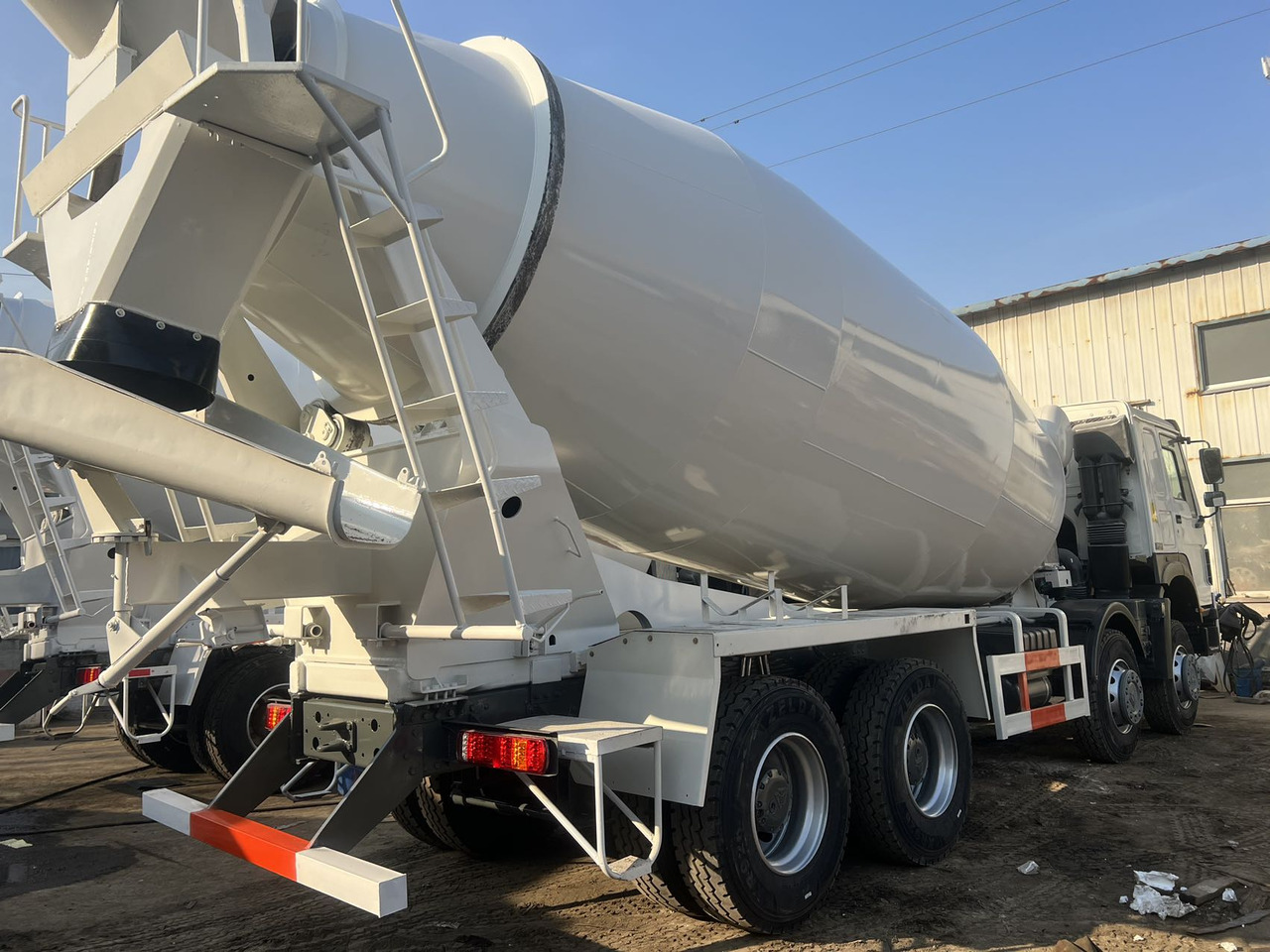 SINOTRUK HOWO 371 8X4 16 Cubic Meter SINOTRUK Howo Concrete Mixer Truck - Pengaduk semen: gambar 2 SINOTRUK HOWO 371 8X4 16 Cubic Meter SINOTRUK Howo Concrete Mixer Truck - Pengaduk semen: gambar 2