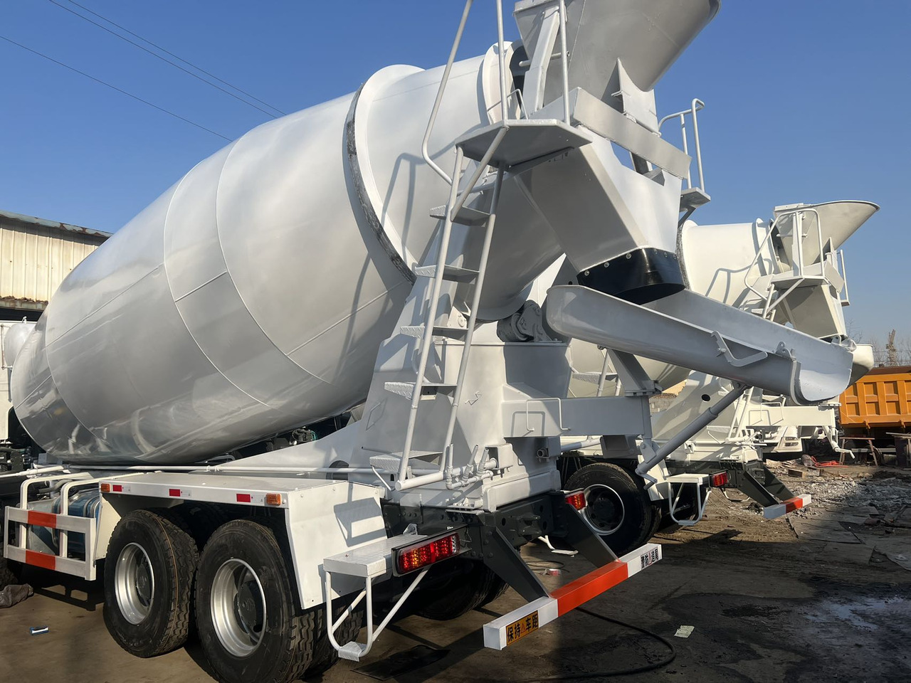 SINOTRUK HOWO 371 8X4 16 Cubic Meter SINOTRUK Howo Concrete Mixer Truck - Pengaduk semen: gambar 5 SINOTRUK HOWO 371 8X4 16 Cubic Meter SINOTRUK Howo Concrete Mixer Truck - Pengaduk semen: gambar 5