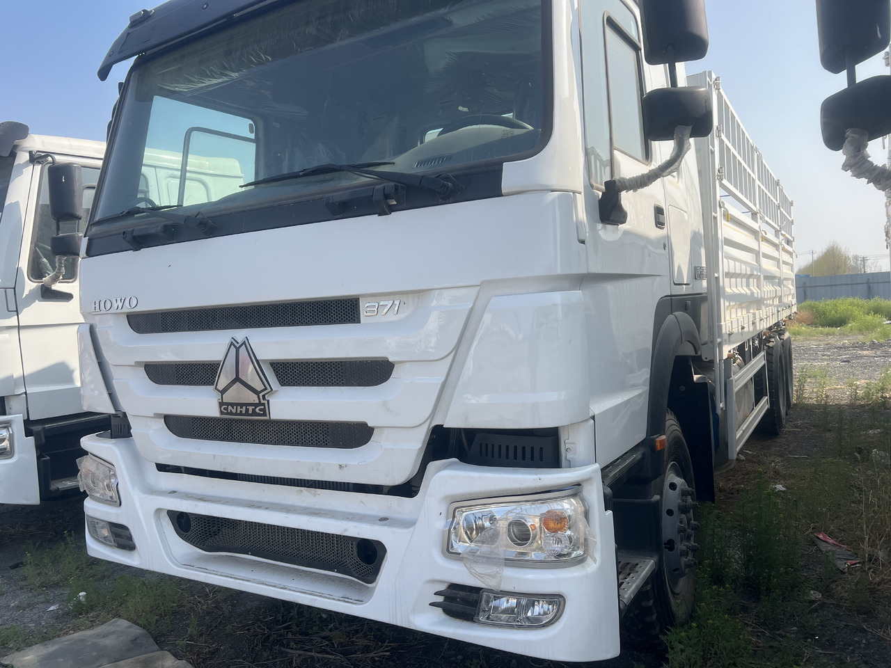 SINOTRUK HOWO 6*4 WITH FENCE - Truk jungkit: gambar 1 SINOTRUK HOWO 6*4 WITH FENCE - Truk jungkit: gambar 1