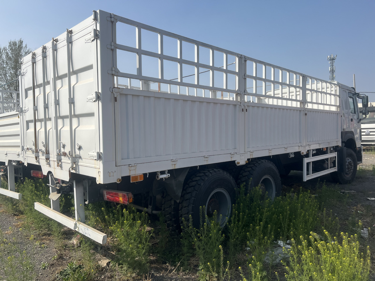 SINOTRUK HOWO 6*4 WITH FENCE - Truk jungkit: gambar 5 SINOTRUK HOWO 6*4 WITH FENCE - Truk jungkit: gambar 5